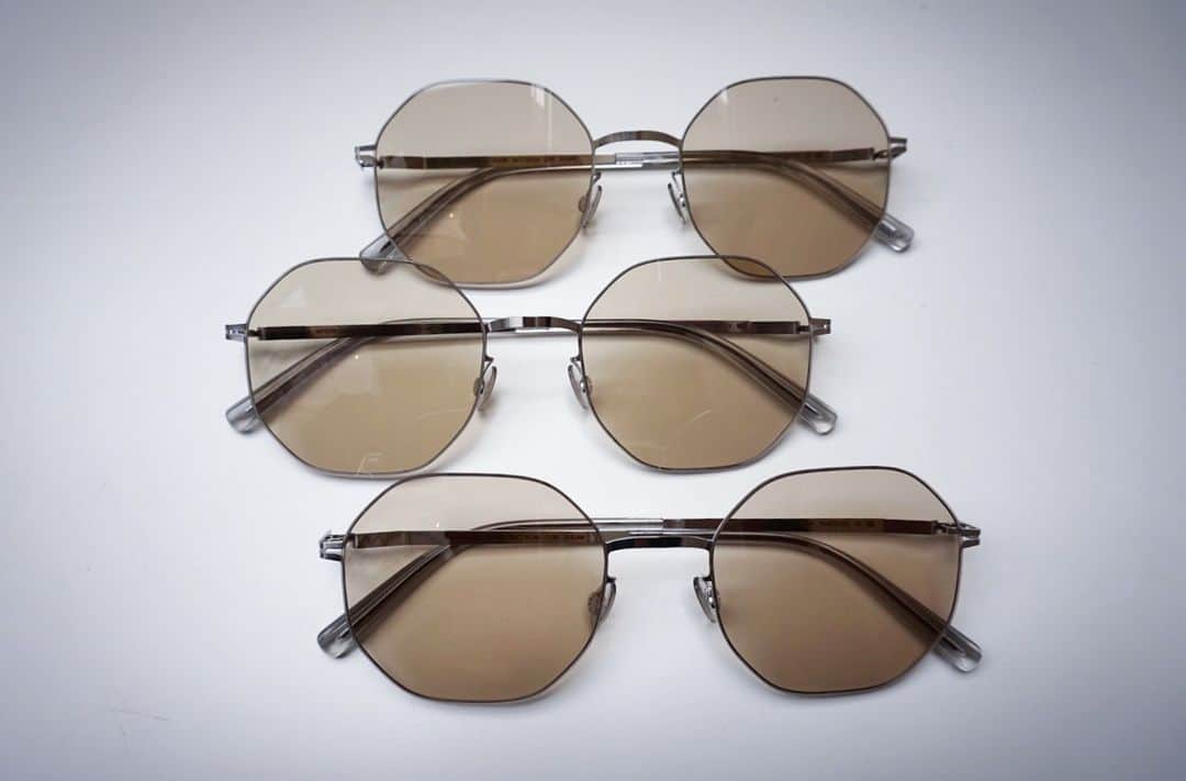 MYKITA SHOP TOKYOのインスタグラム：「【限定生産モデル”KAORI Shinysilver/Softbrownsolid”】  LESSRIM Collection "KAORI"のMYKITA Shop Tokyo、Osaka限定別注カラーモデルが販売されております。  レンズシェイプが6角形で、レンズ幅も50mmとやや大きめの設計となっております。 極限までリムを細くし、まるでフチなしのサングラスようにかけれるデザインなので、個性的過ぎずデイリーユースしやすいモデルです。 レンズカラーはMYKITAオリジナルカラーの柔らかなブランカラーを使用、目が透けるのでサングラス感が出すぎない絶妙な濃度となっております。   Limited Production Model KAORI Shinysilver/Softbrownsolid  The LESSRIM Collection "KAORI" is now available in special order colors exclusively at MYKITA Shop Tokyo and Osaka.  The lens shape is hexagonal, and the lens width is 50mm, which is slightly larger than usual. The rims have been made as thin as possible, and the model is designed to be worn like sunglasses without a rim, so it is not too unique and easy to use on a daily basis. The lens color is a soft bran color, MYKITA's original color, with a perfect density that does not give too much of a sunglass look because the eyes can see through it.  #mykita  #mykitalessrim  #sunglasses  #sunglassesfashion  #マイキータ  #サングラス」