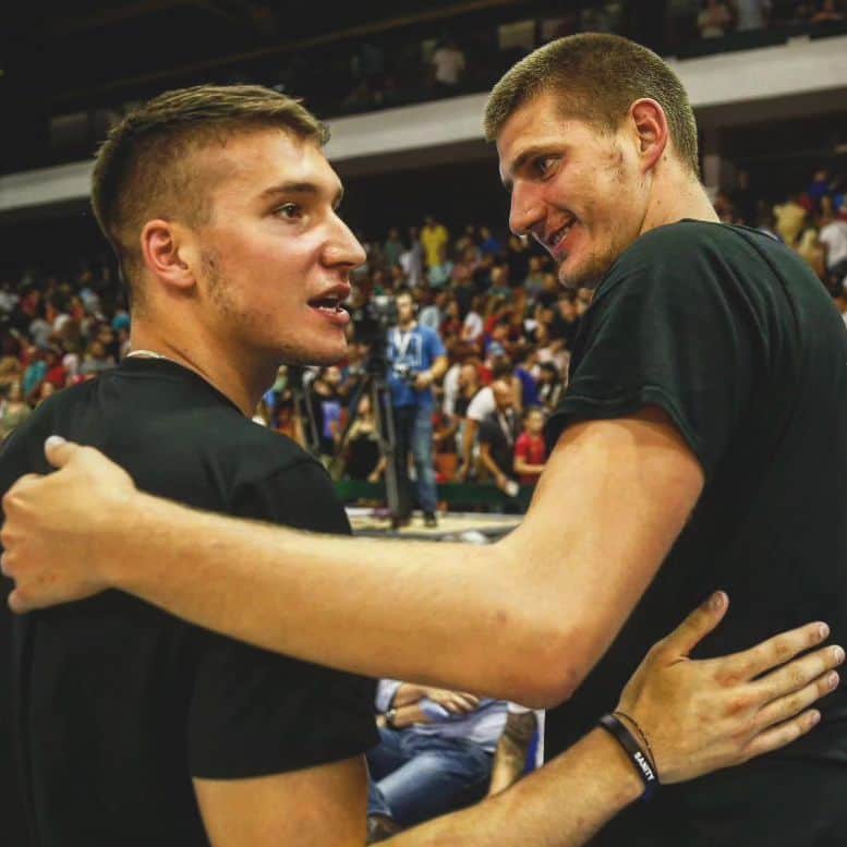 のインスタグラム：「Bogdan Bogdanović: "Nikola Jokić nam šalje poruke posle svake utakmice. To je otvorilo priliku za neke druge momke. Niko ne treba da dolazi na takmičenje umoran. Ako možeš – možeš. Ako ne – ne možeš. To je pošteno i profesionalno. Poštujemo svakog i ko je došao i ko nije. Mi smo i dalje prijatelji, volimo sve i svi su nam potrebni. Srećan sam kako je svako ovde odgovorio zadacima, momci su videli kao priliku, a ne kao pritisak. Imate samo nekoliko šansi da zaigrate na Svetskom prvenstvu, a ovo je najbolja grupa igrača sa kojom sam ikada radio". . . . #jokic #jokicnikola #joker #nikola #nikolajokic #denver #nuggets #denvernuggets #colorado #nba #basketball #serbia #usa #srbija #sombor #belgrade #beograd #mvp」