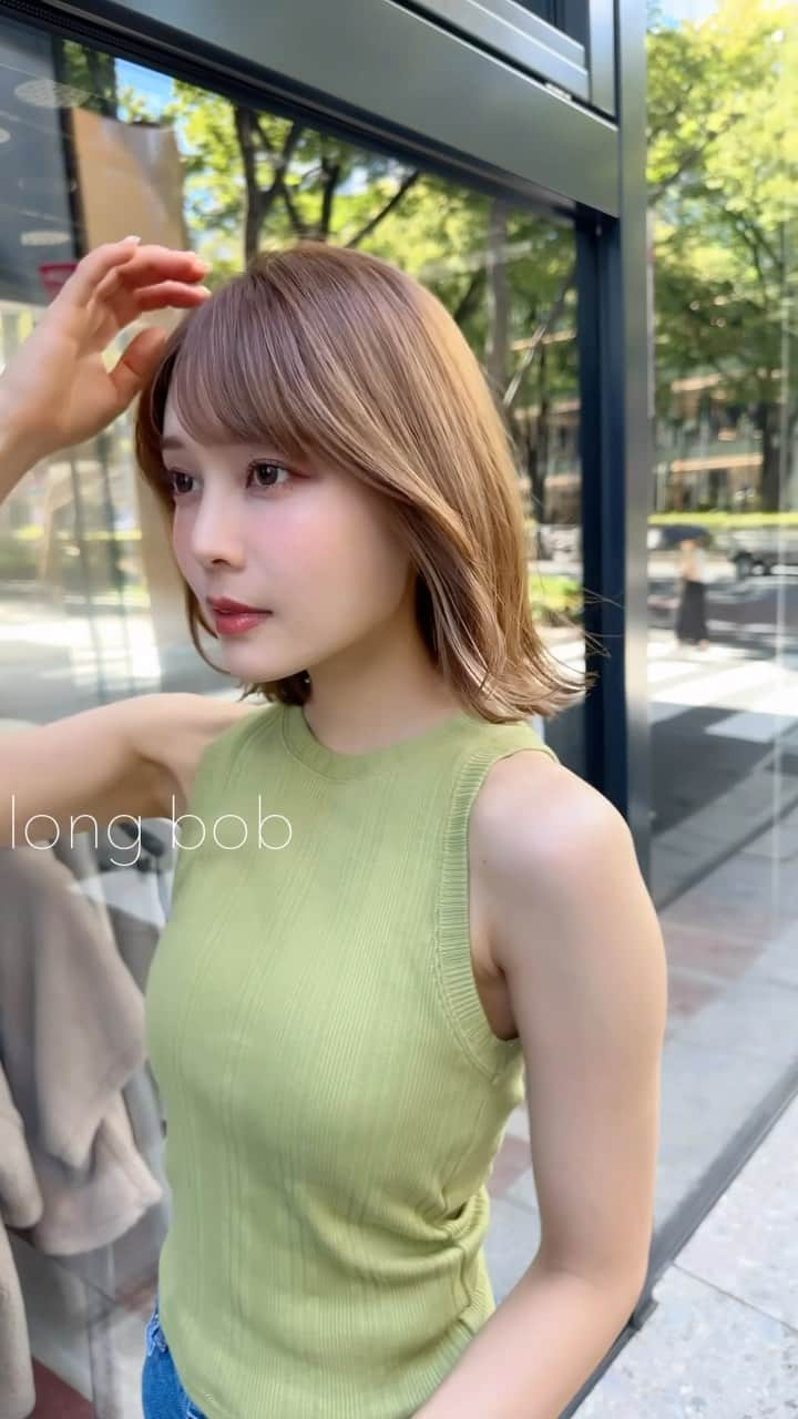 齋藤純也のインスタグラム：「long bob✂︎  長めのボブスタイルは浮遊感と束感を大切にデザインします💇‍♀️ 骨格と輪郭と髪質に合わせて誰よりも似合うヘアスタイルを♩  ✴︎PRICE✴︎ カット✂︎7700円 カラー✂︎7700円  カットなしの場合シャンプーブロー料金+2200円 カラーはトリートメントin処方で圧倒的な艶感と手触りをプラスします。 ブリーチor3Dハイライト施術はプラス7700円です。 パーマ✂︎7700円 トリートメント✂︎種類多数によりカウンセリングで決めさせていただきます。5500円〜11000円 縮毛矯正✂︎17600円、前髪のみは6600円 ・ ネット予約が×の所もお電話かDMで時間調整できますので気軽にご連絡ください！ kelly.表参道本店　A1出口より徒歩45秒 東京都渋谷区神宮前5-2-5 JY表参道ビル２Ｆ kelly. ・ ・ ✔️群馬県伊勢崎市で出勤するスケジュールは隔週水曜日です。 群馬店は料金が異なります、お問い合わせください 群馬のご予約はＤＭまたは ホットペッパービューティーで  kelly. by L.O.G 検索✂︎ 在籍日程が少なくて申し訳ありません。 薬剤は最新のものを揃えました 群馬県伊勢崎市宮前町146-1」