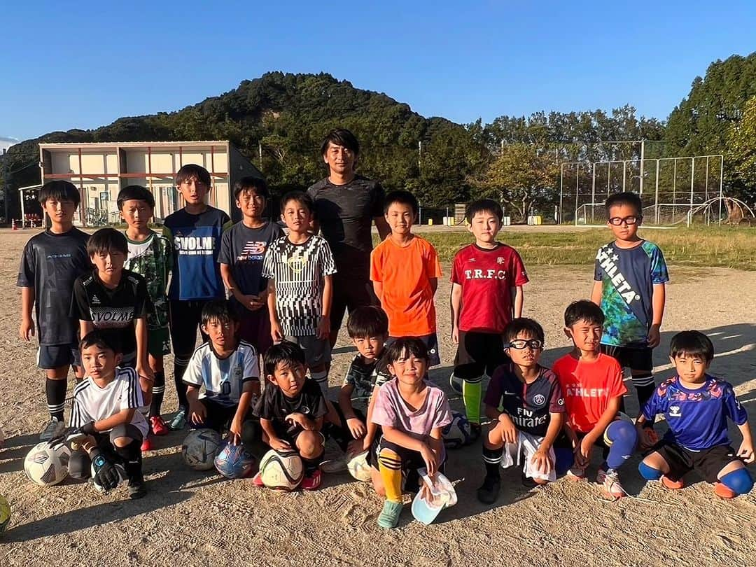 河内勇太さんのインスタグラム写真 - (河内勇太Instagram)「Saiki, my hometown. I came back and taught football to many children. Thanks for the special time.  9/4-9/7まで佐伯に帰省し、地元の小学校もクラブチームを指導させていただきました。 一線を離れてもこうやって呼んでくれる繋がりがあり、真剣に指導を受けてくれる子供達がいてくれて本当に幸せな時間でした。 地元のために何もできていない自分ですが、佐伯市の為にこれからも少しずつ何かできればいいなと思ってます。 しかも同級生の息子を教えるなんて感慨深い。そしてやっぱり佐伯の魚は最高だ😍  本当にありがとうございました。  #サッカー指導 #サッカー指導者 #大分県 #佐伯市」9月8日 20時02分 - yutakkk