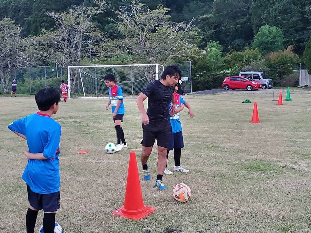 河内勇太さんのインスタグラム写真 - (河内勇太Instagram)「Saiki, my hometown. I came back and taught football to many children. Thanks for the special time.  9/4-9/7まで佐伯に帰省し、地元の小学校もクラブチームを指導させていただきました。 一線を離れてもこうやって呼んでくれる繋がりがあり、真剣に指導を受けてくれる子供達がいてくれて本当に幸せな時間でした。 地元のために何もできていない自分ですが、佐伯市の為にこれからも少しずつ何かできればいいなと思ってます。 しかも同級生の息子を教えるなんて感慨深い。そしてやっぱり佐伯の魚は最高だ😍  本当にありがとうございました。  #サッカー指導 #サッカー指導者 #大分県 #佐伯市」9月8日 20時02分 - yutakkk