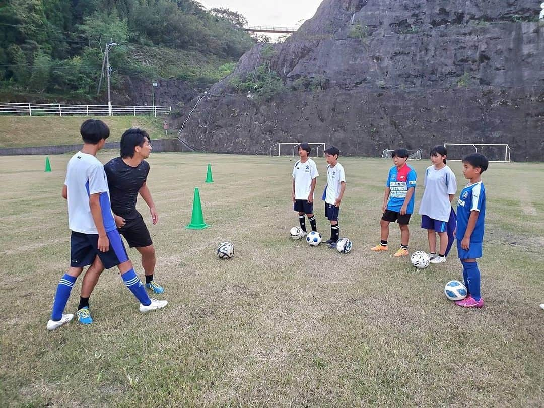 河内勇太さんのインスタグラム写真 - (河内勇太Instagram)「Saiki, my hometown. I came back and taught football to many children. Thanks for the special time.  9/4-9/7まで佐伯に帰省し、地元の小学校もクラブチームを指導させていただきました。 一線を離れてもこうやって呼んでくれる繋がりがあり、真剣に指導を受けてくれる子供達がいてくれて本当に幸せな時間でした。 地元のために何もできていない自分ですが、佐伯市の為にこれからも少しずつ何かできればいいなと思ってます。 しかも同級生の息子を教えるなんて感慨深い。そしてやっぱり佐伯の魚は最高だ😍  本当にありがとうございました。  #サッカー指導 #サッカー指導者 #大分県 #佐伯市」9月8日 20時02分 - yutakkk