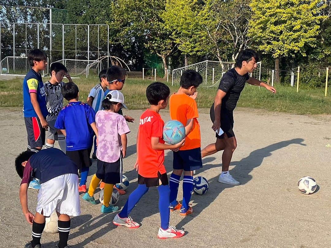 河内勇太さんのインスタグラム写真 - (河内勇太Instagram)「Saiki, my hometown. I came back and taught football to many children. Thanks for the special time.  9/4-9/7まで佐伯に帰省し、地元の小学校もクラブチームを指導させていただきました。 一線を離れてもこうやって呼んでくれる繋がりがあり、真剣に指導を受けてくれる子供達がいてくれて本当に幸せな時間でした。 地元のために何もできていない自分ですが、佐伯市の為にこれからも少しずつ何かできればいいなと思ってます。 しかも同級生の息子を教えるなんて感慨深い。そしてやっぱり佐伯の魚は最高だ😍  本当にありがとうございました。  #サッカー指導 #サッカー指導者 #大分県 #佐伯市」9月8日 20時02分 - yutakkk