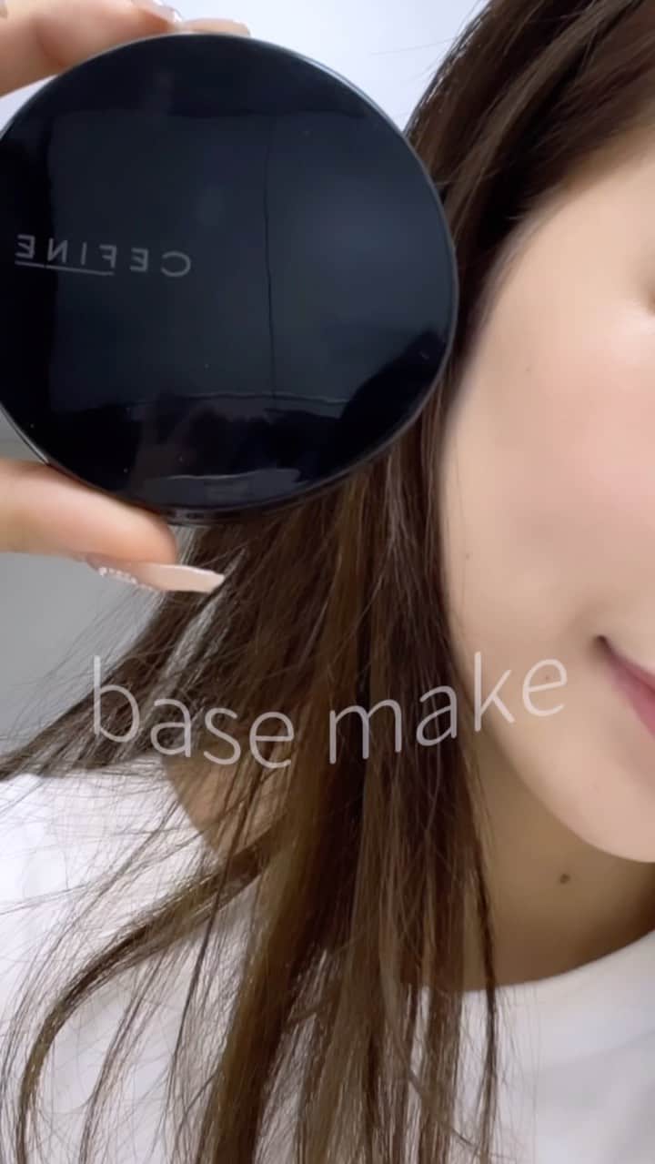 のインスタグラム：「. 最近のベースメイクはセフィーヌのファンデーション🤍 @cefine_official   リキッドタイプだけどケースに入っているから手も汚れず清潔に使うことができる😭🫶🏻これすごいありがたい、、！  仕上がりはナチュラルな素肌感があるのに、しっかりカバーしてくれてセミツヤ肌に魅せてくれるよ🫣✨ ハイライトもコンシーラーもしてないのにツヤ感とカバー力がすごい‎ᐡ ߹߹ ᐡ💕  #cefine #シルキーウェットリクイド #ファンデーション #絶品シルク肌 #メイク#コスメ」