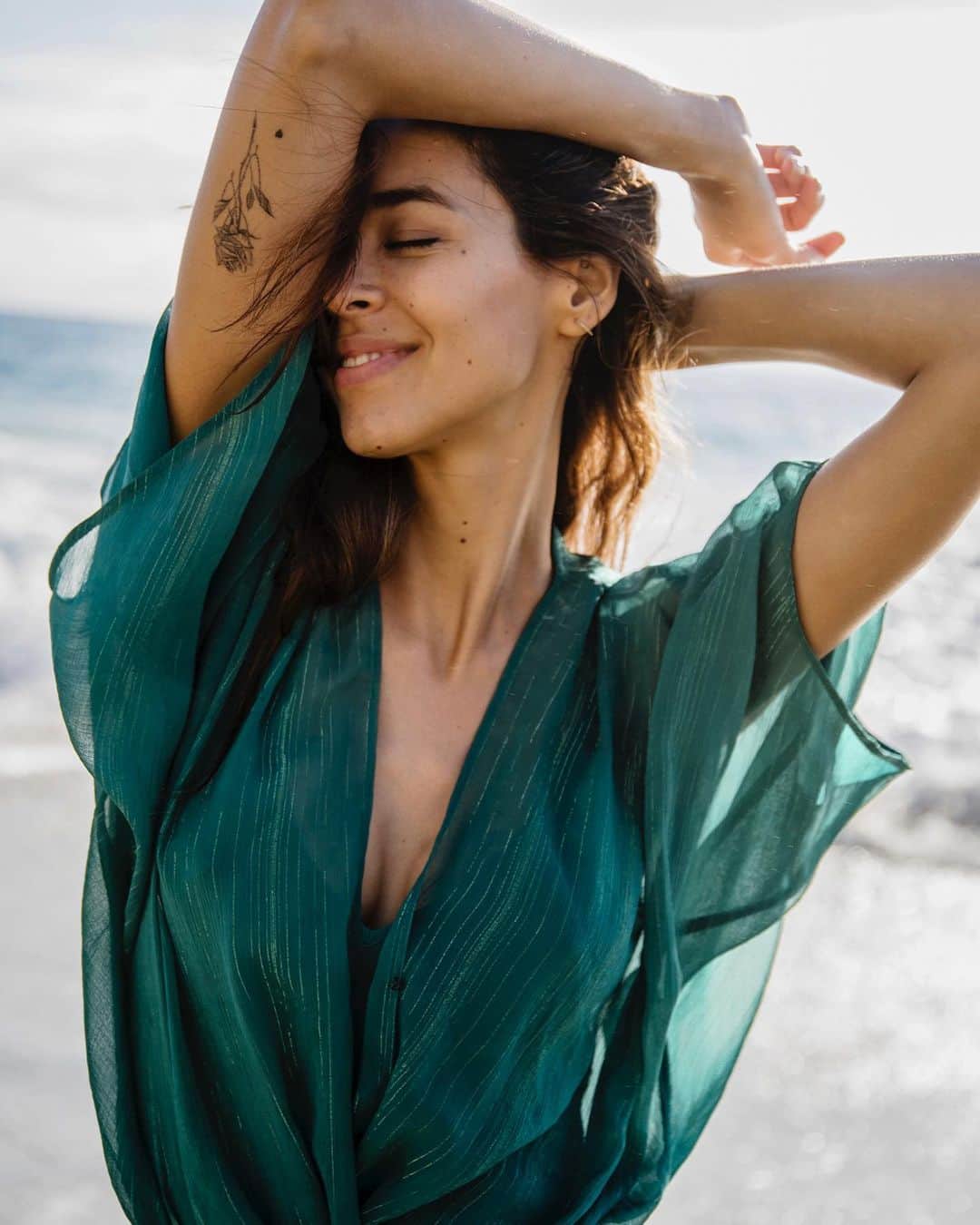 エミ・レナータさんのインスタグラム写真 - (エミ・レナータInstagram)「🥳 今日は私の誕生日で重なってきた年数ではなく、私が今まで集めてきた信じられないほどの思い出と祝福を数えて、今回はそれを祝うことに非常に感慨深いです。スッゴイ一年だったね！ 🙌✨ 2人の子供の母親になったことで私の人生は言葉で言い表せないほどの愛と喜びで満たされました。ちょっとの混乱もね😅  未来が待ち受ける冒険や笑い、そしてたくさんの愛へ向けて！🍾新たな年を迎えることに興奮で胸がいっぱいです❤️ . It’s my birthday 🥳 and this time around I’m EXTRA emotional to celebrate it because I am not counting the years, I'm counting the incredible memories and blessings I've collected. What a year! 🙌✨ Becoming a mother of two has filled my life with a love and joy beyond words. (a bit of chaos too 😅)   Here's to all the adventures, laughter, and love that the future holds! Excitement fills my heart as I embrace another year to come ❤️ . #人生を祝う #誕生日 #エミレナータ #エミタイム #celebratinglife #birthday #emirenata #emitime」9月8日 19時55分 - emi_renata