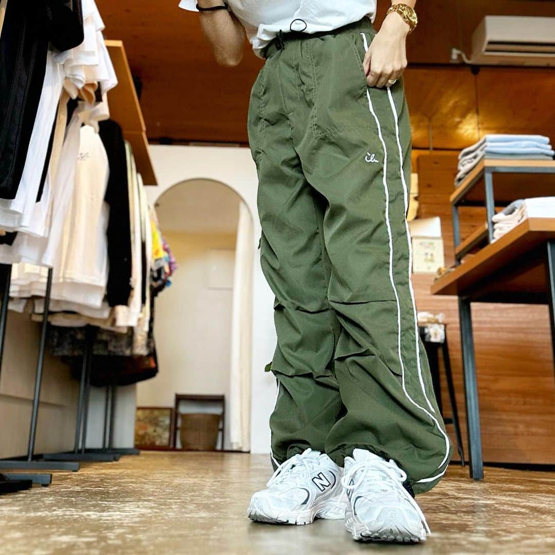 original brand 【ilu098】のインスタグラム：「アイルレディー最新作！ ツーラインのジョガーパンツ カーキとブラックの2色をご用意です。  《販売》　 店舗: 9/9(土)11時~ Web: 9/9(土)19時~  model @lxxvii717   #ilu098 #アイルレディー #レディースファッション」