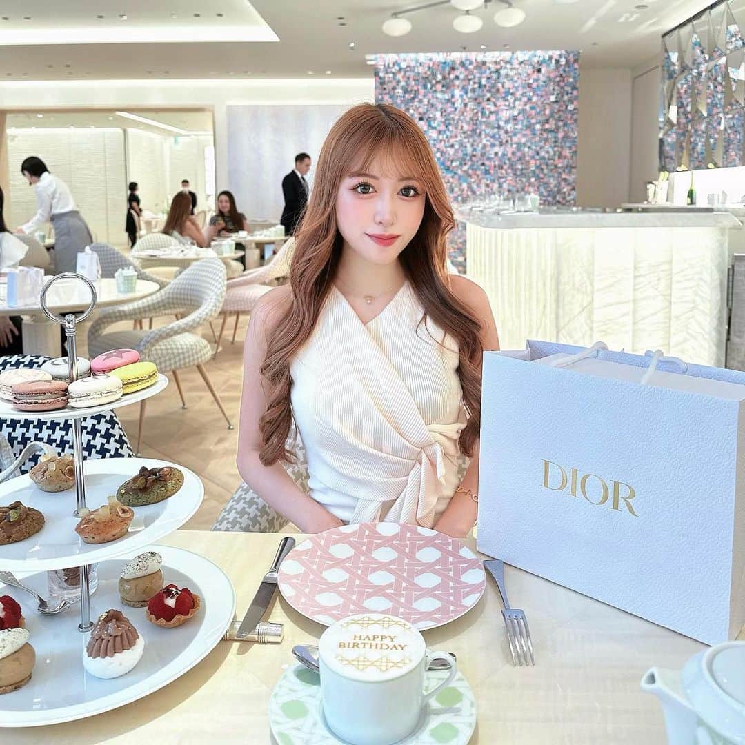 のインスタグラム：「サプライズありがとう🤍🤍🤍  前から行ってみたかったDior cafe✨ 写真ずっと撮ってて食べ始める頃には溶けてるのとかあったけど、とにかく全部可愛かった🫶 プレゼントもDiorで嬉しすぎたぁぁ🥺💓  #キャバ嬢#キャバクラ#キャバ#キャバクラ嬢#美人茶屋#美人茶屋上野#上野#ueno#新宿#歌舞伎町#六本木#銀座#御徒町#上野広小路#湯島#浅草#東京#tokyo#東京観光#japan#トレーニング女子#筋トレ#飲み好きな人と繋がりたい#dior#diorcafe#diorカフェ#アフタヌーンティー#カフェ#カフェ巡り」