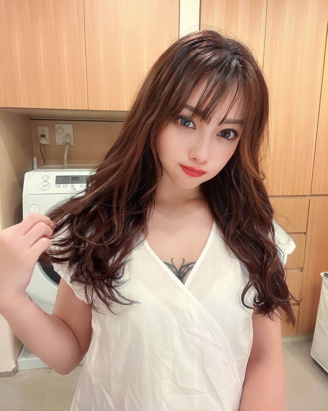 のインスタグラム：「お祭り終わり 浴衣脱いで👘 ヘアセットもほどいて お風呂入る☞🛁  #肌着で失礼 #浴衣脱いだら魔法がとけた  #暑い夏ももうすぐ終わり」