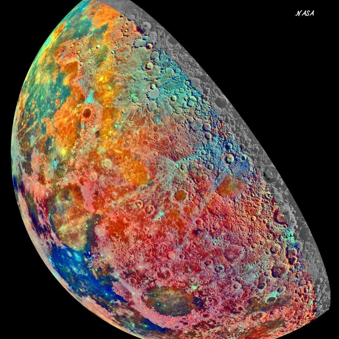 アメリカ大使館さんのインスタグラム写真 - (アメリカ大使館Instagram)「この擬似カラーモザイクは、1992年12月7日にNASAのガリレオ探査機が月の北部を飛行中に、3つの分光フィルターを通して撮影した53枚の画像から作成されました。  #月 #宇宙 #Moon #Space #天空」9月8日 20時00分 - usembassytokyo