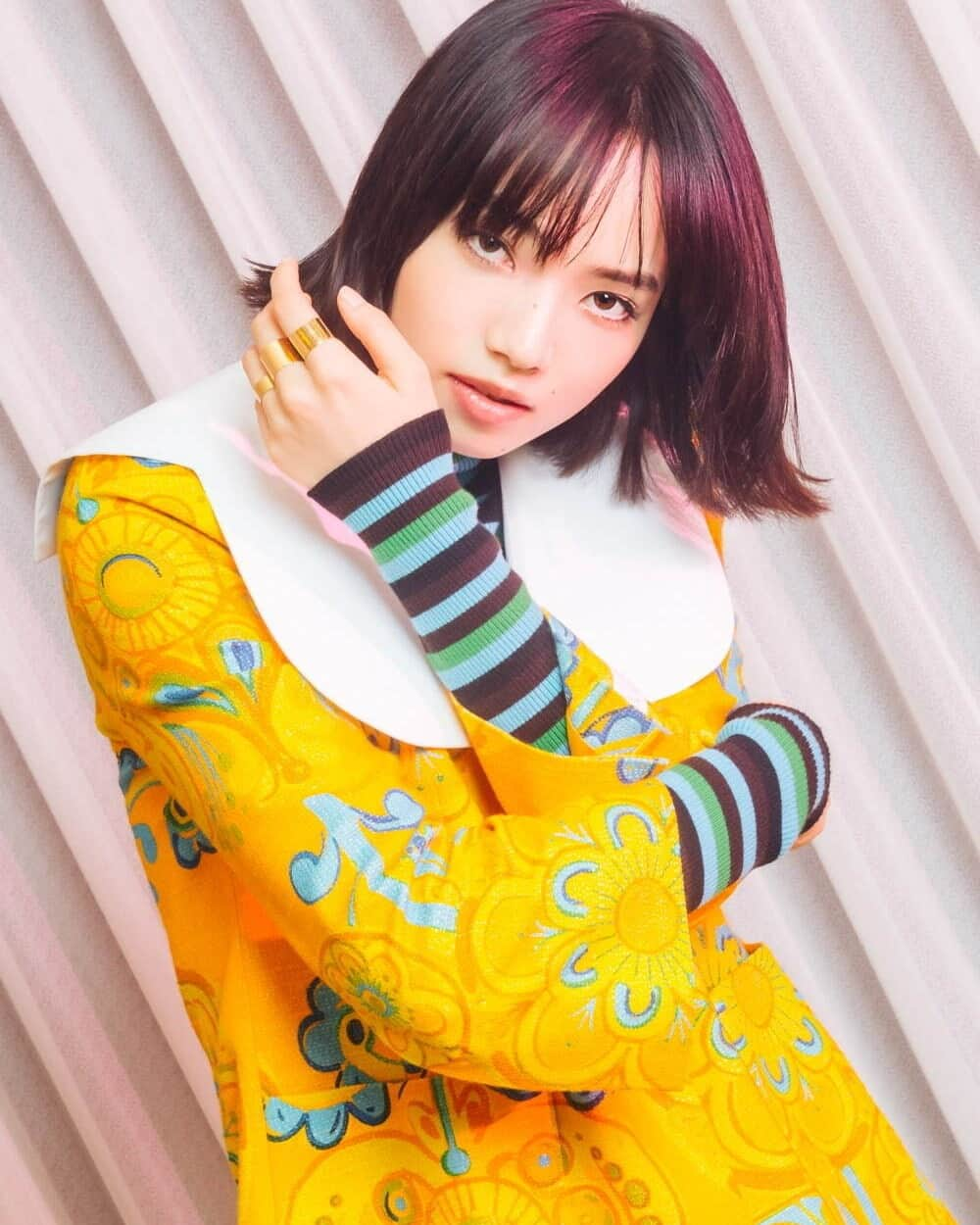 ファッションプレスのインスタグラム：「. 【小松菜奈】 “自分が出演している作品を通して、観てくれる人に何かしらの影響を与えられたらなって。私は、誰が観ても答えがわかるようなわかりやすい作品より、答えが無い考えさせられる作品が好きなんですね。観た人の答えがみんなそれぞれ違っても良いし、一緒に正解を埋めてもいい、っていう作品。  そういう作品に表現者として参加できるということは、役者の醍醐味だと思っています。なので、私はものづくりの現場にいる時間が、自分の人生の中で一番好きなんです。”  映画『ムーンライト・シャドウ』インタビューより。 記事は @fashionpressjp プロフィールのURLから。  #小松菜奈 #NanaKomatsu #KomatsuNana #ムーンライトシャドウ #fashionpress」