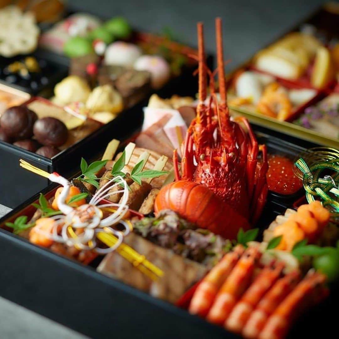 のインスタグラム：「【令和6年 おせち料理ご予約受付中🌟】  ようやく夏が落ち着いたかなと感じている方も多いと思いますが、 さっそくお正月の準備も始めましょう！！✨✨  4年振りに家族や親族が集まることができる2024年。 和・洋・中を一度に楽しめる「プレミアム五段重おせち」はいかがですか？ 縁起物や紅白の色をちりばめ、ニューオータニ伝統のローストビーフやオマール海老などがラインナップ。 美味しいものを少しずつ食べたい方は、「選べる二段重・一段重」をご用意しております！  🎁🎀🎁🎀🎁🎀🎁🎀🎁🎀🎁🎀 お持ち帰り特典として、レストランお食事ご利用券をプレゼント！ ※￥50,000以上のご利用が対象  皆さまのご予約をお待ちしております！！  【ご予約・お問合せ】 TEL：092-714-1111（代表） @newotani_hakata_official https://www.kys-newotani.co.jp/hakata/event/osechi/  #2024 #2024年 #おせち #おせち料理 #ホテルグルメ #福岡グルメ #福岡ホテル #天神グルメ #渡辺通グルメ #お持ち帰り  #お持ち帰りグルメ  #hotelnewotanihakata #newotanihakata #ホテルニューオータニ博多 #ニューオータニ博多」