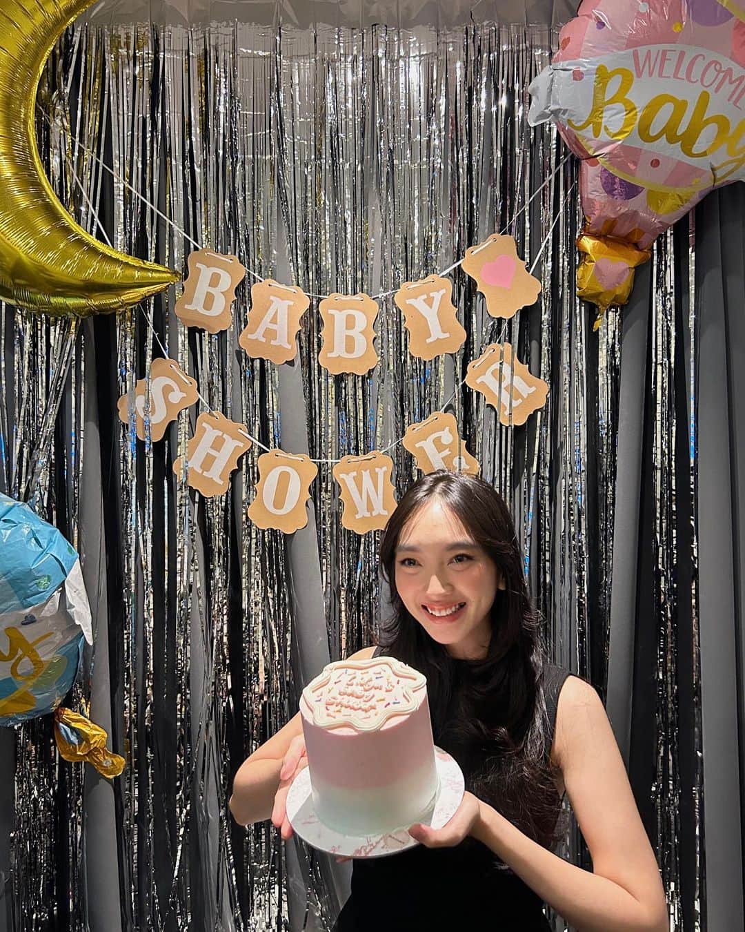リディア・マウリダ・ジュハンダルさんのインスタグラム写真 - (リディア・マウリダ・ジュハンダルInstagram)「a little #tb 💗🤰🏻💙   thank you future aunties for the (so called) surprise, and also for making the time out of your busy schedulessss  much much love 🧚🏻‍♂️💗🧚🏻‍♂️」9月8日 20時00分 - l__d__y