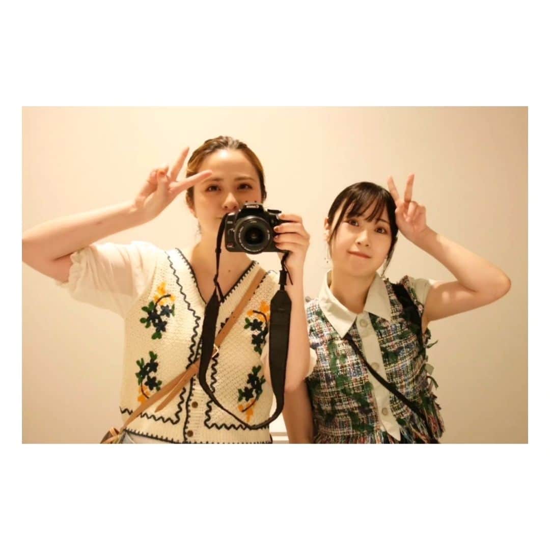楠木杏のインスタグラム：「みんな元気にしてる？ この間の友達とのデートをポストするね💓  大好きなラーメン屋さんがあるから行こう、とやなぎに誘われ ところざわサクラタウンのラーメンWalkerキッチンに 期間限定で出店されていた(もう終了してしまっているよ😭) 行列が出来る超人気店、愛知の『らぁ麺　紫陽花』さんに行ってきたよ🍜  着丼するやいなや、よだれがぶわっと押し寄せるほどの魅惑の香り、、！  スープは透明感のある見た目とは裏腹にしっかりと鶏の旨味+ふわっと優しい醤油の旨味で 何度口に運んでも『あれ？初めましてかな？』と思うほど一回のラーメンで何回も感動しました✨✨  麺もちゅるちゅるでのど越し抜群！麺がこんなに美味しい～！って思うの初めてだったかも。  写真はミスして消してしまったのだけど、最後の一滴までしーーーっかりと飲み干しました😳😳😳  実は4日までの限定出店だったので、最後は本当になんか寂しくなっちゃったなぁ、、 愛知に行くと決めたもんね！  道産子なのにラーメンって本当に年に1回とか2回レベルでしか食べてこなくて、やなぎと出会ってから美味しいラーメン屋さんとも出会って 世の中にはこーんなに美味しいラーメンが溢れていたのか！と教えてくれるやなぎに感謝ですありがとう💓  これからもたくさん食べるぞー！ そんなラーメンデートの日でした、ちゃんちゃん！🌠」