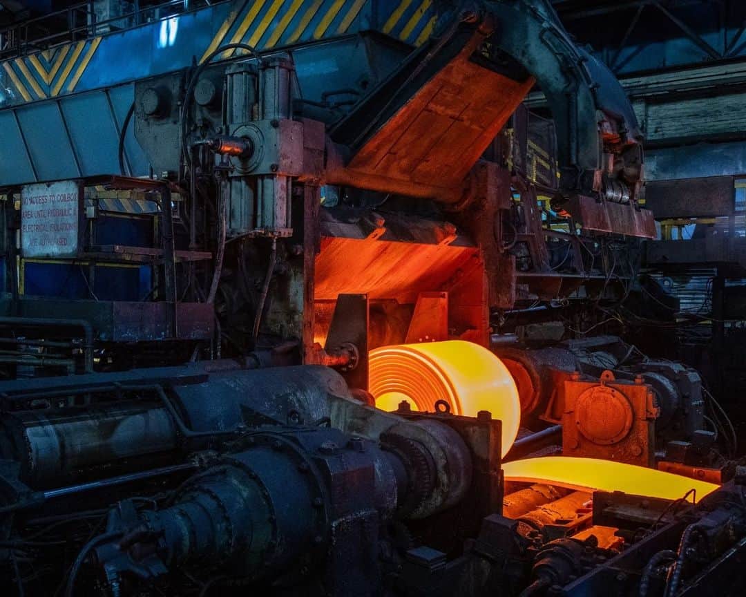 AFP通信さんのインスタグラム写真 - (AFP通信Instagram)「Port Talbot's integrated steelworks is responsible for producing high quality steel, as well as shaping the town’s iconic skyline. It performs several identifiable processes which occur throughout the site so that raw iron ores and coal can be converted into ‘slab’ and finished steel products.⁣ ⁣ 📷 Geoff Caddick #AFP」9月8日 20時01分 - afpphoto