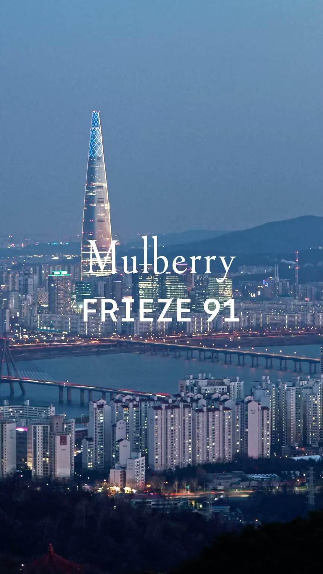 マルベリーのインスタグラム：「We’ve been busy at this year’s Frieze Seoul, taking part in the city’s week-long festival of international contemporary art. To celebrate, we threw the official Frieze 91 party, soundtracked by artists from Seoul’s music scene. Iconic Korean band Jaurim headed the bill with a live performance, with sets from 250 and Soulscape –  two of South Korea’s best-known DJs – who kept the party going all night long for guests like Choi Soo-young and Jung Chae-Yeon, who were each carrying a Lana bag from our new Mulberry family previewed for the first time.   #MulberryxFrieze91  Thanks to @perrierjouet, @beefeatergin & @ballantines_kr for providing drinks.」