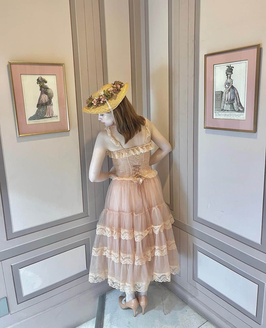 織田エリカさんのインスタグラム写真 - (織田エリカInstagram)「𝕡𝕣𝕚𝕟𝕔𝕖𝕤𝕤 𝕃𝕒𝕦𝕣𝕖𝕝 𝕔𝕠𝕣𝕤𝕖𝕥 𝕕𝕣𝕖𝕤𝕤💐  𓂃  ラデュレへ行った時に着ていた @lacemadeofficial の「ローレル姫」コルセットドレス🌷  本当にデザインが素敵でお気に入りのお洋服💐 バックスタイルもレースアップに なっていてとても可愛い🎀  𓂃  #laduree #ladurée #cafe #cafè #antique #antiques #afternoontea #flowers #vintage #vintagegirl #frenchgirl #cafestagram #tea #pink #ラデュレ #ラデュレ銀座 #銀座カフェ #銀座グルメ #ケーキ #アフタヌーンティー #カフェ #カフェ巡り #カフェスタグラム #フレンチガーリー #ヴィンテージ #ヴィンテージガーリー #ヴィンテージライク #アンティーク #アンティークショップ #アフタヌーンティー巡り」9月8日 20時01分 - _erika0819