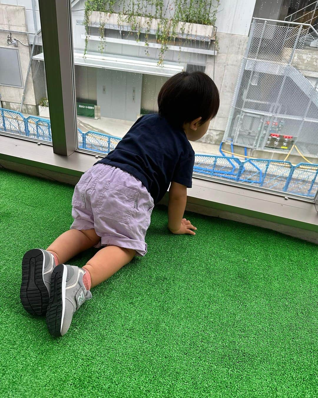 里海さんのインスタグラム写真 - (里海Instagram)「@newbalance #nbkids 私は朝4時まで撮影で もうなかなか疲れがリカバリーできない 歳になっています😅  だけど楽しみにしていた ニューバランスの子供用の靴の 展示会に行ってきました👟  可愛い〜〜❤️  まだ０歳ですが ０歳に見えない息子と😂😂  初めてスニーカーを履く我が子に 感動してしまいました……🥹  思い出の写真も撮れて幸せでした！ 疲れなんて吹っ飛びました😄  ワークショップでシール貼ったり とっても楽しかったです❤️❤️  スニーカーを履く息子の写真 今夜は何度も何度も 見てしまいそうです😁😁」9月8日 20時10分 - satoumi0330