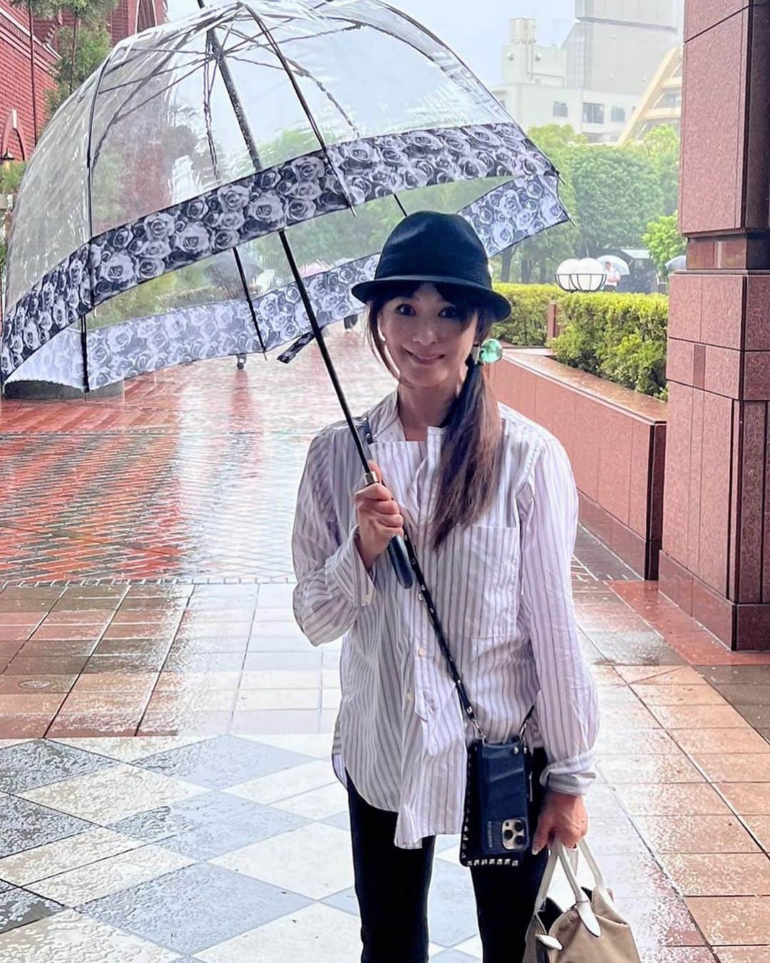 山田佳子のインスタグラム：「激しい雨風との戦い！ 💪☔ ⁡  #激しい #雨風 #ストライプシャツコーデ #maisondemaro #傘 #fulton #雨の金曜日 #楽しい週末を」
