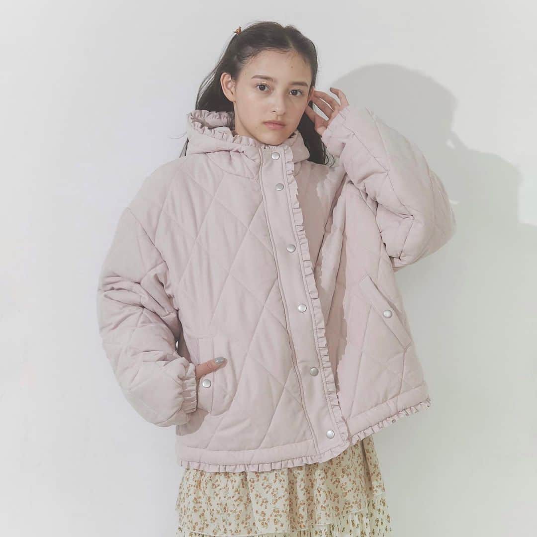 merry jennyのインスタグラム：「【 runway channel festival 】 ㅤㅤㅤㅤㅤㅤㅤㅤㅤㅤㅤㅤㅤ 9/8(fri) 12:00 〜 9/12(tue) 23:59 official web store RUNWAY channel にて new &pre order 10%OFFを開催中‼︎ さらに! point up×20・送料無料！  topのURLから⇨  @merryjenny_instagram  ぜひcheckして下さいね！  〇 フリルキルティングフードジャケット col : ivory / i.blue / pink / black  ¥14,300 (tax in)  〇フリルフードフェイクファージャケット col : ivory / black ¥16,500 (tax in)  #merryjenny #メリージェニー  #2023aw #dreamwell #winter #アウターコーデ #キルティングジャケット」