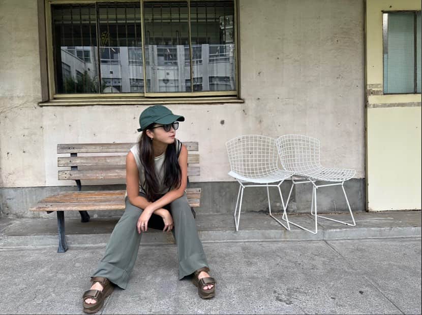 YU-Aのインスタグラム：「こんばんは🌙  今日の20:00より「YOU」のself cover がYOUTUBEにてUPされました👏🏿👏🏿👏🏿 チェックしてね☑️  この日はとある方への作詞をしたのでプリプロをしに会社へ🏃‍♀️  自分の曲書くより全然早く書けるのは何故だろう？ より客観的に書けるし、新しい挑戦もしやすい🤔  写真は会社の中庭で📷✨  #YUA #ootd」