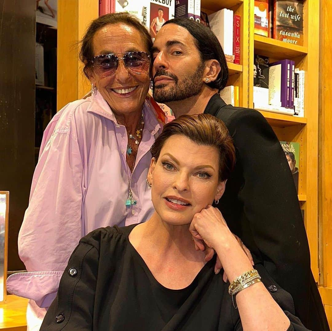 マーク・ジェイコブスのインスタグラム：「about last night  for Linda.   A wonderful evening of adoring fans, a brilliant book, and life long friendships.   thank you to all who made this event possible.   @lindaevangelista  @carlynecerfdedudzeele  @stevenmeiselofficial  @phaidonpress  @thebookmarc   photo @1.800.newbold  repost @carlynecerfdedudzeele   #legendsknownocode #gratefulnothateful」