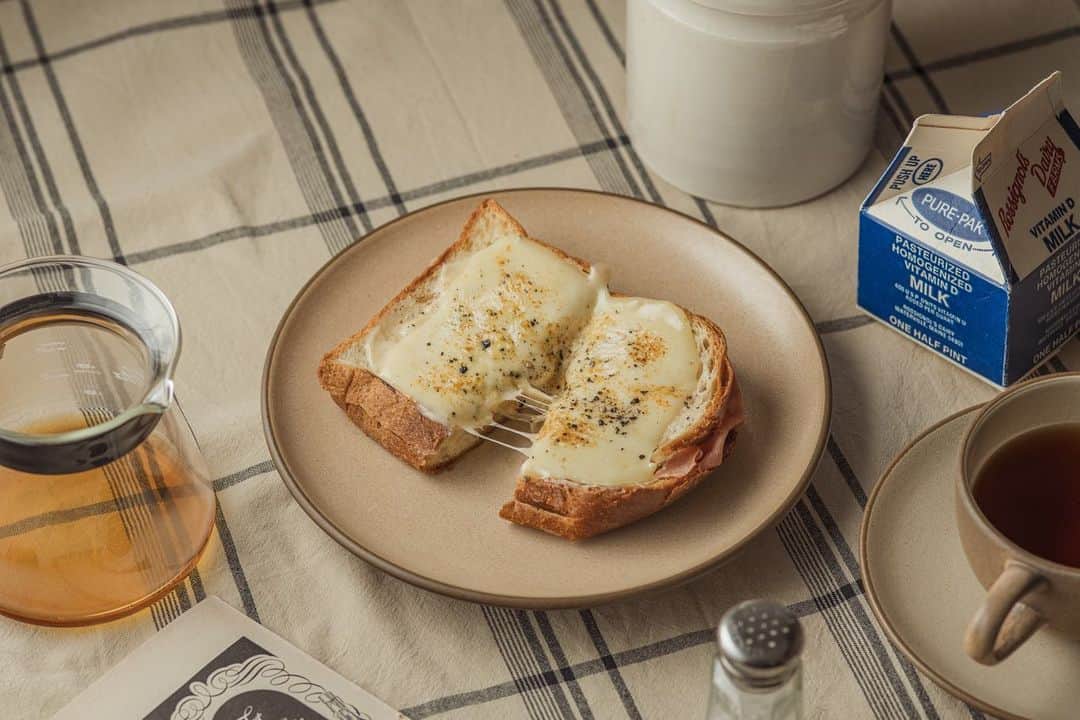 Nanaさんのインスタグラム写真 - (NanaInstagram)「撮影で余ったチーズを消費するためにひたすらチーズ料理していた時の写真。この日はクロックムッシュ。2枚目は取り寄せた卵が可愛かったので記念に撮影。 #midcenturydesign  #vintagestylephotography」9月8日 20時05分 - necozalenky_life
