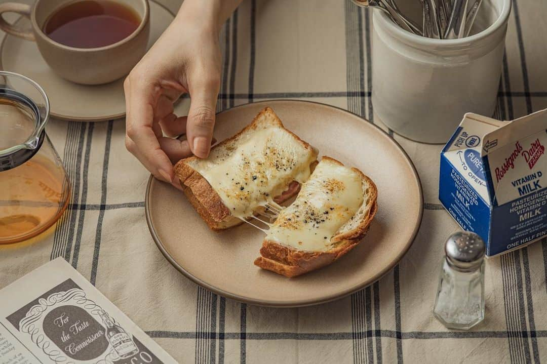 Nanaのインスタグラム：「撮影で余ったチーズを消費するためにひたすらチーズ料理していた時の写真。この日はクロックムッシュ。2枚目は取り寄せた卵が可愛かったので記念に撮影。 #midcenturydesign  #vintagestylephotography」