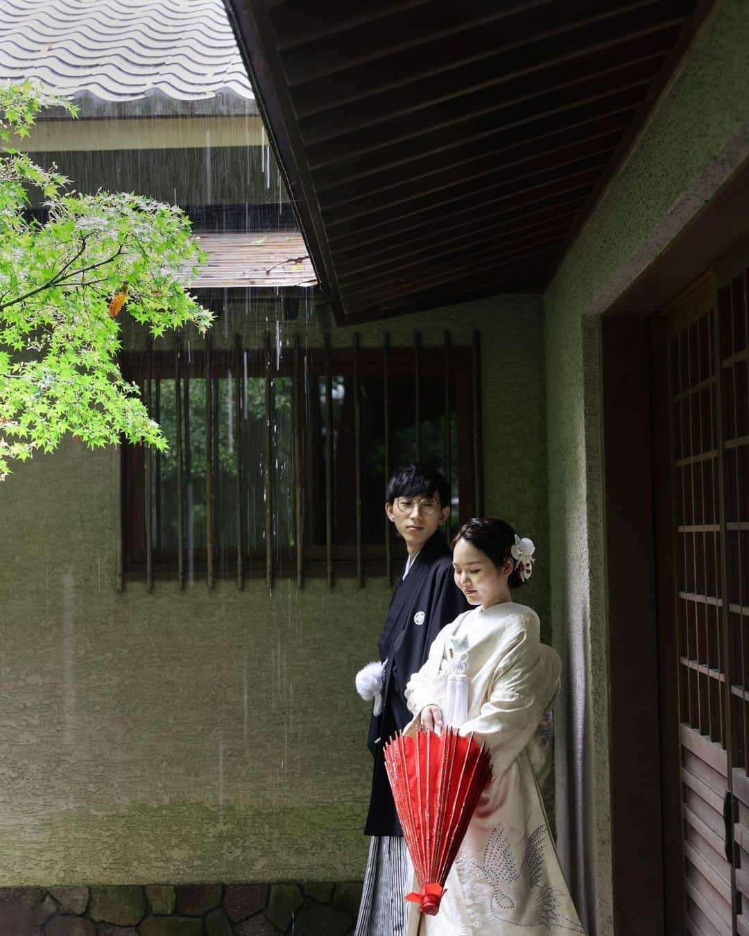 スタジオアクア新宿店さんのインスタグラム写真 - (スタジオアクア新宿店Instagram)「. ☔️「雨の大田黒公園」☔️  カメラマンの大島です‼︎ 本日の撮れたて〜⤴︎ 台風の中みんなで頑張りました🐴💨 シックに雨を活かした撮影も素敵です。  . スタッフの指名も可能です！ 是非ご検討ください✨  . Photographer 📷 : Naoco Oshima Hair make💄:Natsuki Tomeda . フォトグラファー、ヘアメイク、フォトプランナーを募集中！  私たちと一緒に働きませんか？ 私たちと一緒に新郎新婦の夢を叶える仲間を募集中✨  　@decollte_recruit . #プレ花嫁 #ウェディングフォト #フォトウェディング #ブライダルフォト #ブライダルヘア #花嫁ヘア #japantrip #weddingday  #weddingdress #オシャレなスタジオ #プレ花嫁東京 #marryxoxo #スタジオアクア #スタジオアクア新宿店 #weddingphotograper  #석양  #城ヶ島 #鎌倉  #新宿  #東京ウェディング  #日本中のプレ花嫁さんと繋がりたい #全国のプレ花嫁さんと繋がりたい #オシャレさんと繋がりたい #おしゃれ花嫁 #洋装前撮り　 #ウエディングドレス #タキシード #撮る結婚式 #プレ花嫁さんと繋がりたい #weddingphotographers」9月8日 20時06分 - studioaqua.shinjuku