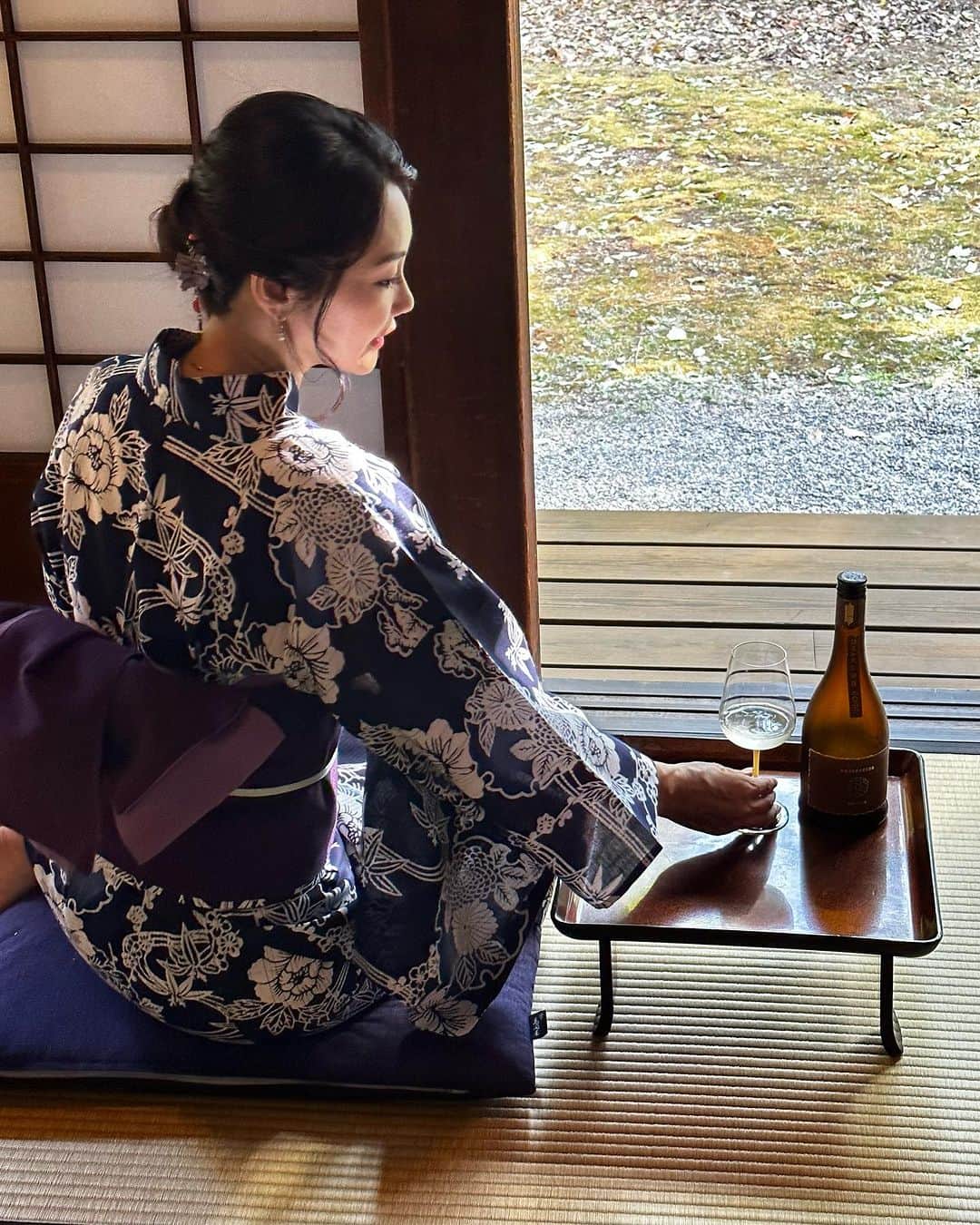 勝木友香さんのインスタグラム写真 - (勝木友香Instagram)「ねぇちょっと、 ここ座って一緒に呑まんね？  なんて😊  日本酒好きな方は きっと知っている銘酒🍶  #新政  初めていただきましたが なんとも美味♪  素敵な縁側でぐいっと… ってなんて幸せなのでしょう♪ （実は撮影でプライベートではなかったのですが、ついそんな気分に…笑）  東京国立博物館の中にあるカフェ  TOHAKU茶館 @tohaku_chakan   この浴衣も、こちらの茶館で レンタルできますよ😊  あ…ちなみに余談ですが 勝木、縁側好きです♡  #浴衣　#浴衣女子　#浴衣ヘア　#着物女子  #着物ヘア　#着物好き　#和カフェ　#博物館　#東京国立博物館  #kimono #上野カフェ　#japanesegirl  #カフェ巡り　#カフェ活　#カフェ部　#古民家カフェ　#古民家カフェ巡り  #日本酒　#日本酒女子  #日本酒タグラム #日本酒で乾杯  #新政酒造　#縁側　#縁側のある家　#sake」9月8日 20時07分 - katsukiyuhka