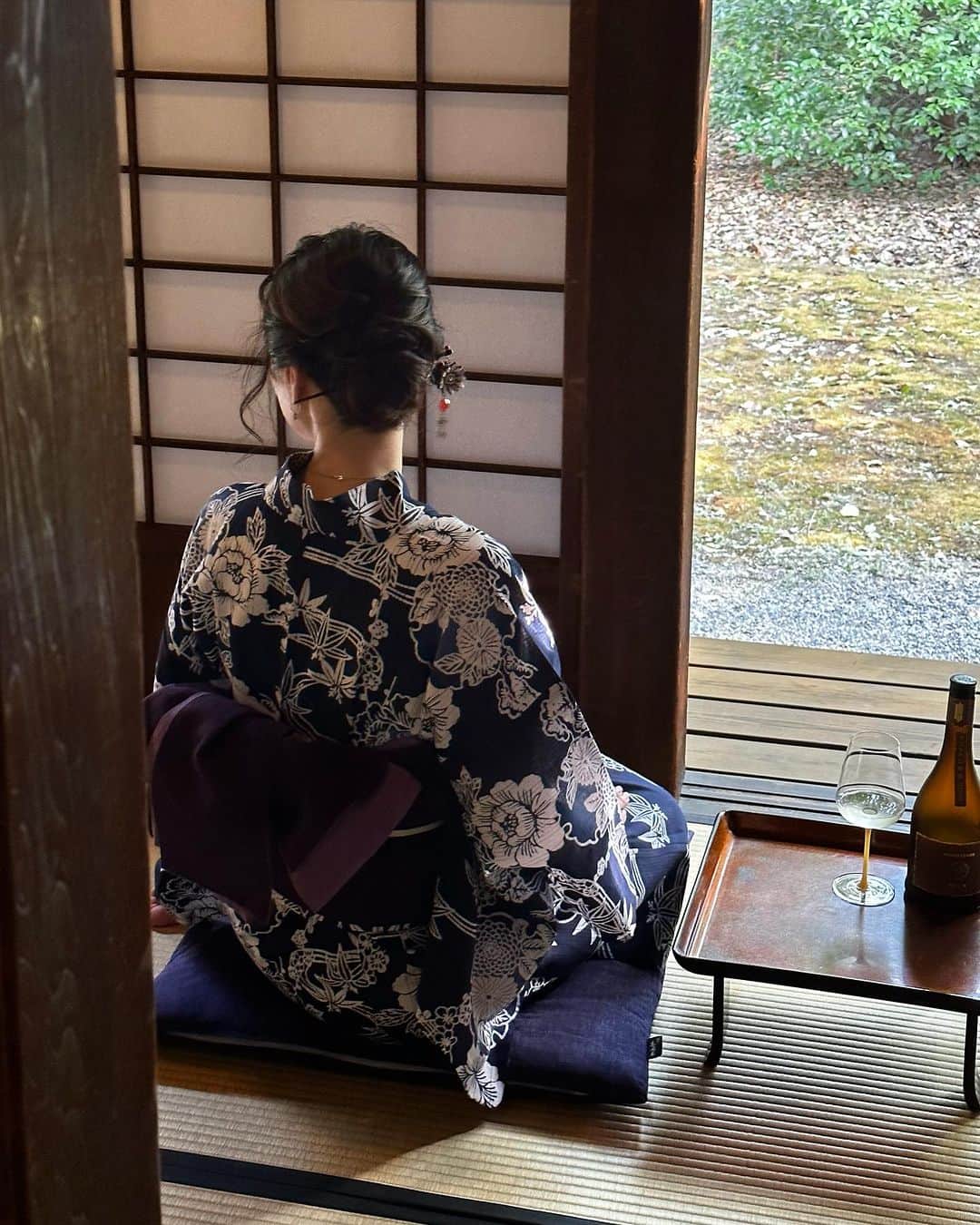 勝木友香さんのインスタグラム写真 - (勝木友香Instagram)「ねぇちょっと、 ここ座って一緒に呑まんね？  なんて😊  日本酒好きな方は きっと知っている銘酒🍶  #新政  初めていただきましたが なんとも美味♪  素敵な縁側でぐいっと… ってなんて幸せなのでしょう♪ （実は撮影でプライベートではなかったのですが、ついそんな気分に…笑）  東京国立博物館の中にあるカフェ  TOHAKU茶館 @tohaku_chakan   この浴衣も、こちらの茶館で レンタルできますよ😊  あ…ちなみに余談ですが 勝木、縁側好きです♡  #浴衣　#浴衣女子　#浴衣ヘア　#着物女子  #着物ヘア　#着物好き　#和カフェ　#博物館　#東京国立博物館  #kimono #上野カフェ　#japanesegirl  #カフェ巡り　#カフェ活　#カフェ部　#古民家カフェ　#古民家カフェ巡り  #日本酒　#日本酒女子  #日本酒タグラム #日本酒で乾杯  #新政酒造　#縁側　#縁側のある家　#sake」9月8日 20時07分 - katsukiyuhka