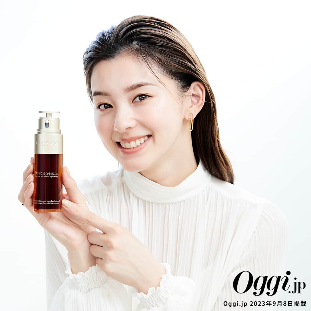 clarinsjpさんのインスタグラム写真 - (clarinsjpInstagram)「朝比奈彩さんの自信の秘密は 「ダブル セーラム EX」 忙しくてもキレイでいたい。それは働く女性のみんなの願い。 ハリ、うるおい、ツヤ、キメ、なめらかさ、という美肌の5大要素に、1本でアプローチするダブル セーラム EXの魅力を、朝比奈彩さんに語っていただきました。  #クラランス #ダブルセーラム #コミュニケーション美容液 #ハリ #ツヤ」9月8日 20時08分 - clarinsjp