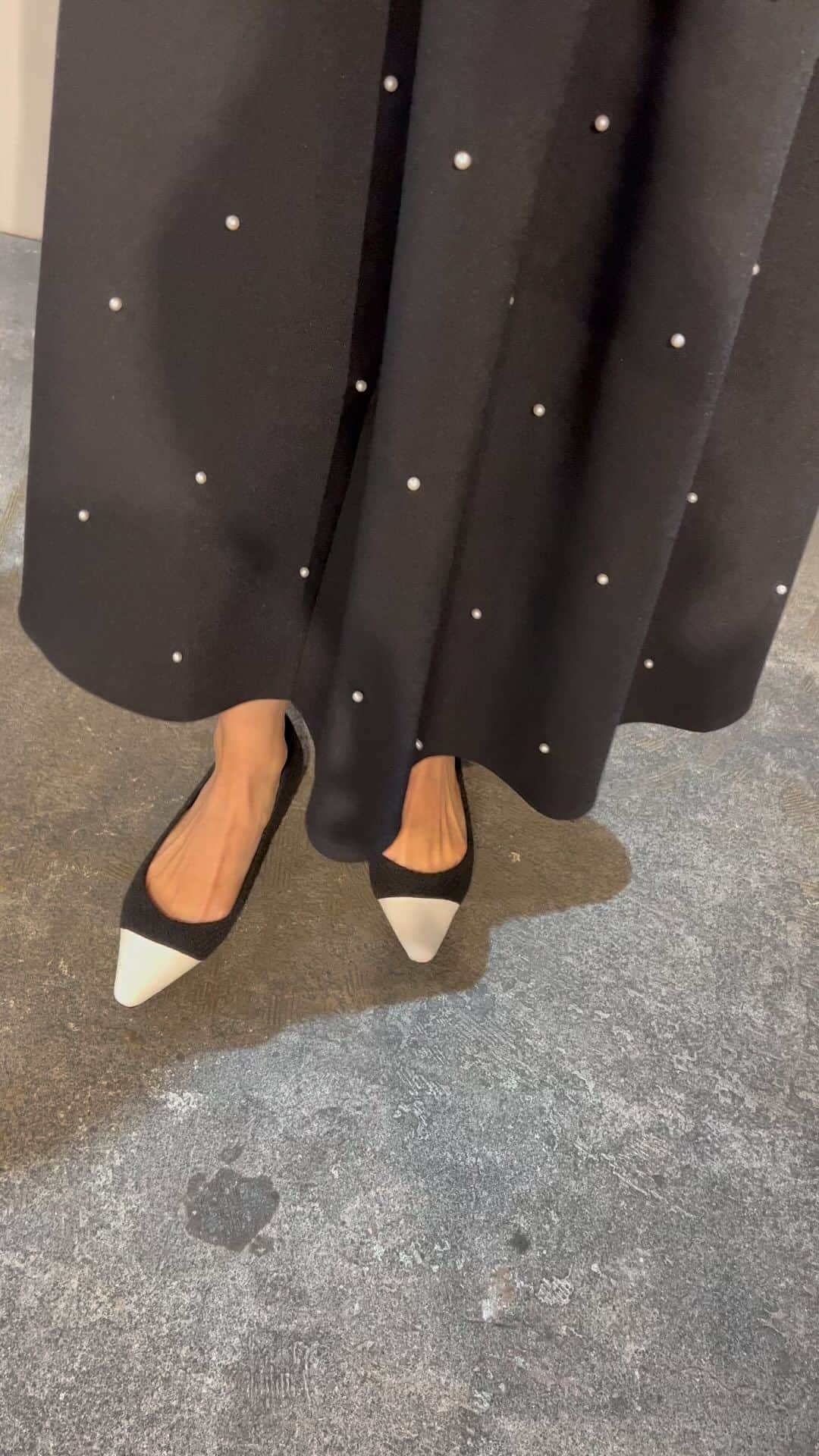 Tsuru by Mariko Oikawaのインスタグラム：「Black skirt collection. . このスカートを履きに来てくださるお客様多くて嬉しい. 表情ある黒いスカートは無敵. ご予約は明日までです.チェックは残り僅かですのでお早めに✨ . #tsurubymarikooikawa」