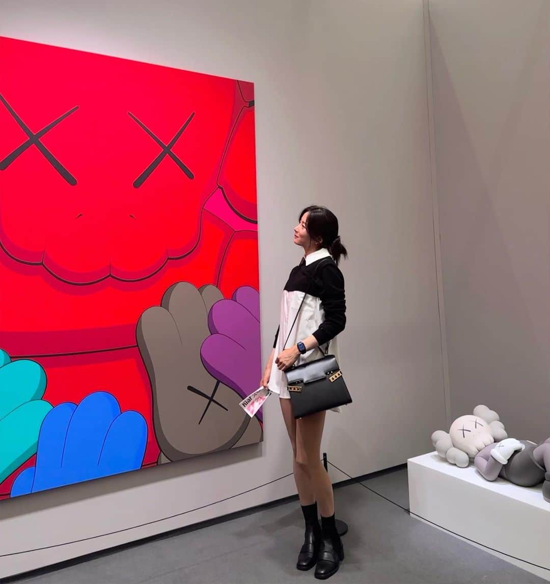チョン・ジユのインスタグラム：「My favorite 👩🏻‍🤝‍👩🏽 🙈🌙🍟 #friezeseoul2023」