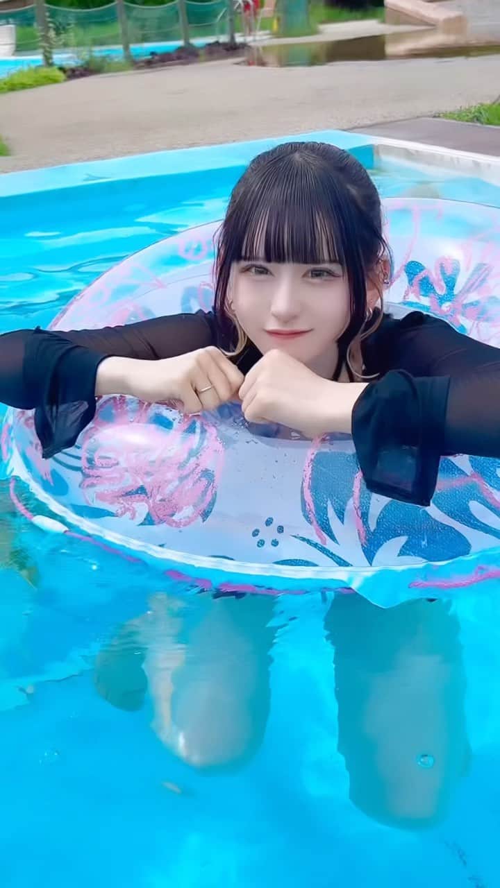 狐波ろんのインスタグラム：「ちなにほっぺぷにぷにされてる(ˆ꜆ . ̫ . ).ᐟ.ᐟ💮 #プール #彼女感 #夏 #水着 #黒髪ぱっつん」