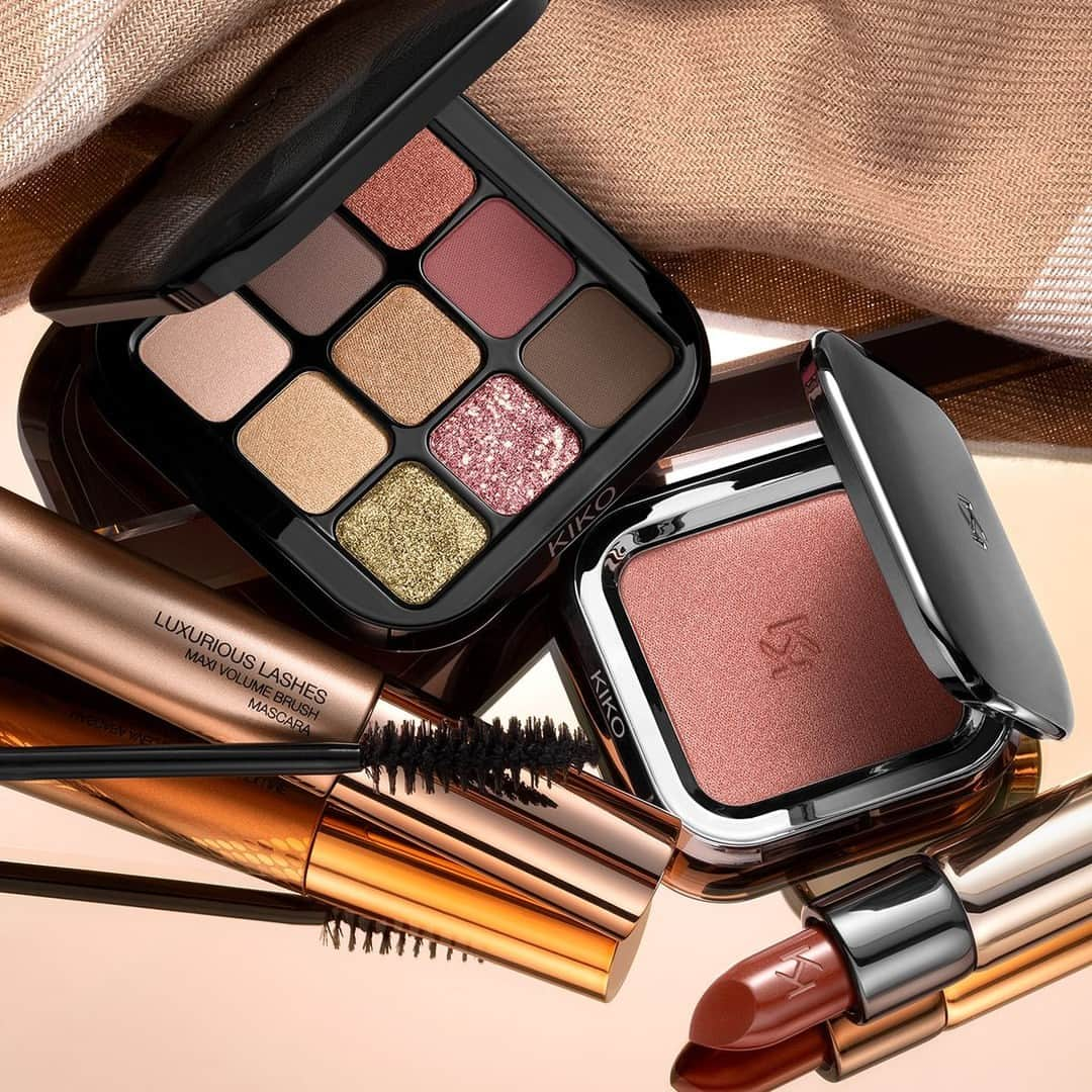 KIKO MILANOさんのインスタグラム写真 - (KIKO MILANOInstagram)「Fall vibes in a pic 🍂 From captivating eyeshadows palettes to bold lipsticks, #KIKOMilano has everything you need to craft the perfect #fallmakeup look 💄 ⁣ ⁣ #KIKOMilano #eyeshadowpalette #fallmakeup #makeupinspo #redlipstick ⁣ ⁣ Unlimited Blush 11 - New Glamour Multi Finish Eyeshadow Palette 03 - New Luxurious Lashes Maxi Volume Brush Mascara - Gossamer Emotion Lipstick 132 ⁣」9月8日 20時20分 - kikomilano