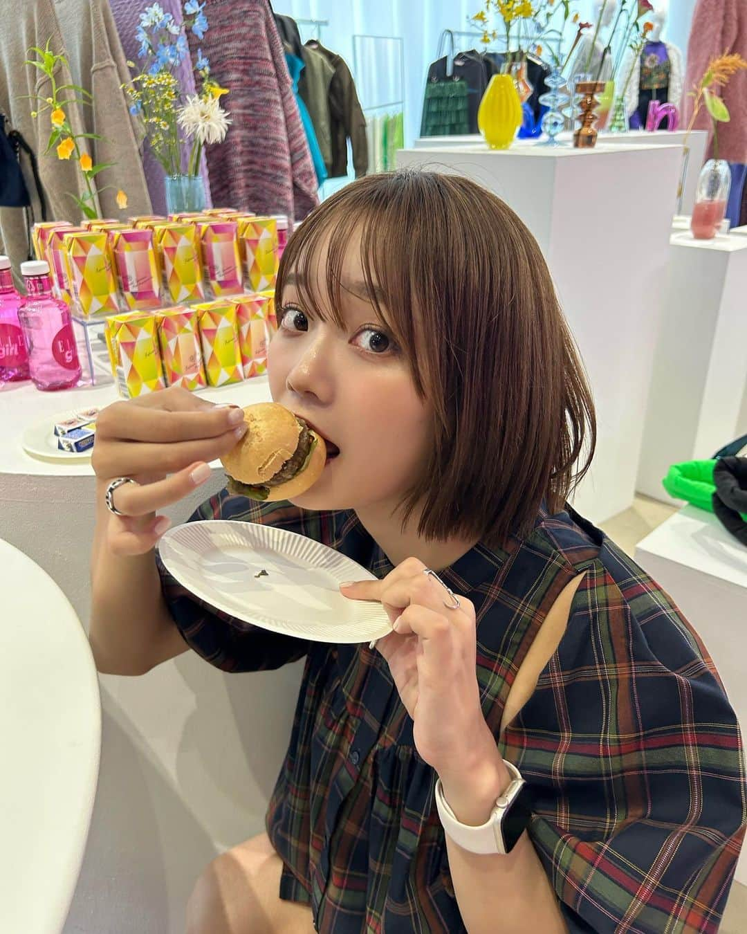 青戸しのさんのインスタグラム写真 - (青戸しのInstagram)「ハンバーガー食べたい🍔  台風でマックをウーバーイーツするかギリギリまで迷ったけど我慢しました……明日のお昼食べにいっちゃお👟」9月8日 20時20分 - aotoshino_02