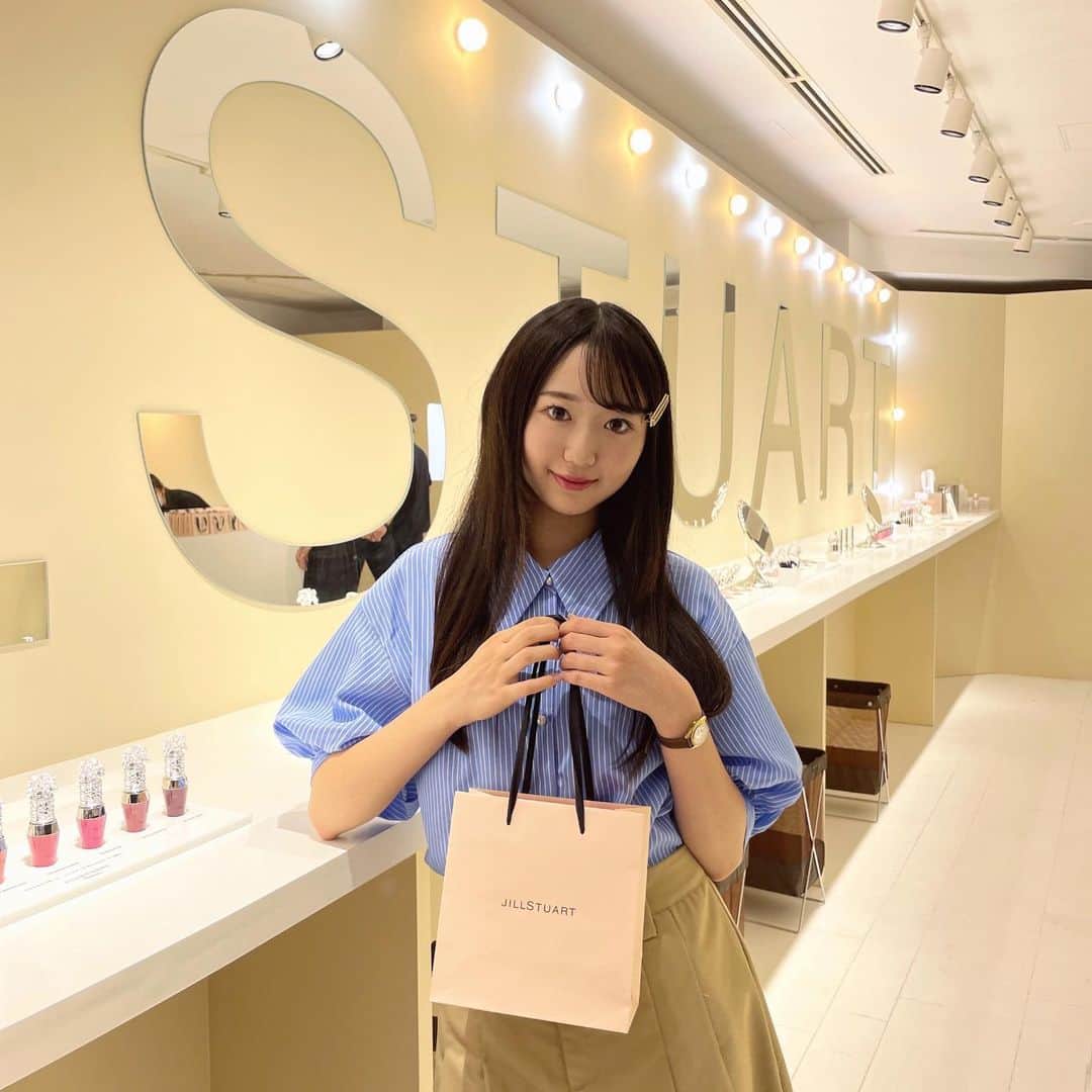 のインスタグラム：「今日は明日から始まる JILL STUARTのPopupイベントに 一足お先に行ってきたよ🌷🤍 ・ 会場内の雰囲気が最高に可愛かった🫶🏼 ・ #jillstuart #jillstuartbeauty #popup #原宿」