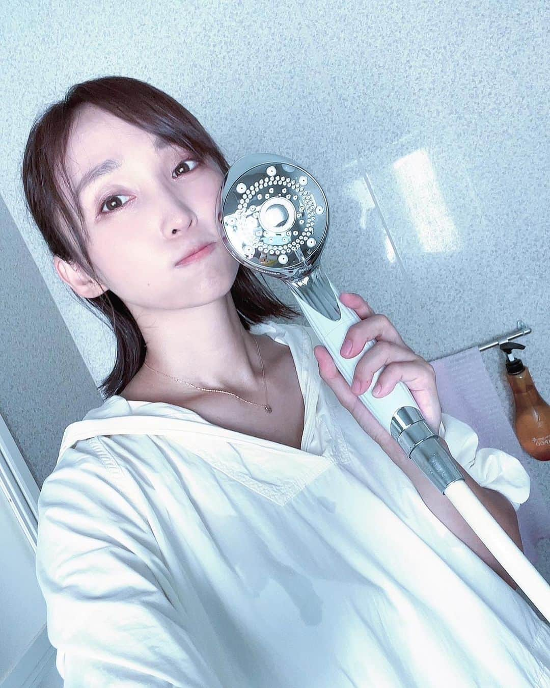 吉木りさのインスタグラム：「ReFaのシャワーヘッド🚿中々最高です🫧⠀ ⠀ 毎日子供とのお風呂時間が時短勝負で全然自分の体は後回しだったのですが😂⠀ ⠀ 10秒エステと言ってるだけあって、短い時間で子供と一緒に浴びながら綺麗になれるのが嬉しいです🫶🥹⠀ ⠀ 別売りの浄水カートリッジを装着すれば水中の塩素を低減してくれるので、デリケートなキッズ達のお肌にはありがたいです🥹⠀ ⠀ 水流も4つタイプがあって⠀ ミスト→デリケートな顔周りに⠀ ジェット→頭皮などスッキリ洗い流したい時に⠀ ピュアストレート→敏感肌の人がたっぷり浴びたい時に⠀ ストレート→シルキーバスを素早くつくりたい時に⠀ こんな感じで用途に合わせて変えられるので中々に便利ですね〜🥹🫧⠀ ⠀ 汚れをしっかり落としながら肌の水分量もUPするので、乾燥肌な私にとってはありがたい一品です😂✨⠀⠀ ⠀ #ReFa⠀ #リファファインバブルピュア⠀ #ReFaシャワーヘッド⠀ #子供のスキンケア⠀ #カサカサ肌⠀」