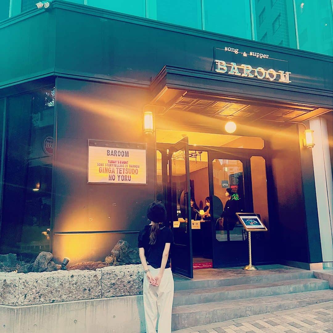 のインスタグラム：「グランドピアノと新津由衣について🎹☺️、  ゆいのアトリエ日記を更新しました。  ビルボードでも久しぶりに弾かせていただいて とっても楽しかったなぁ〜✨  エレクトーン出身で、グランドピアノはほぼ独学なのですが、 優しくあたたかい心の景色がのせられるので ピアノの音がだいすきです🤍🖤  ともだち、という響きがしっくりくる 歌のそばにいてくれると安心する音色なんです  #新津由衣 #RYTHEM #ゆいのアトリエ #読みに来てね」