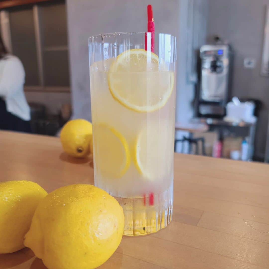 星名美怜さんのインスタグラム写真 - (星名美怜Instagram)「🖤🖤🖤 . 愛媛で訪れたスポットで  看板メニューの めっちゃ！レモネードと 今の季節にぴったりの完熟檸檬シェイクを いただきました♡♡  3枚目のめっちゃ！レモネードは、 フレッシュなレモン果汁を搾って完成の 特製レモネード🍯  実際に果汁を搾ってつくってみました！ ぜひ @pacificparlor のインスタを チェックしてね！  そして1.2枚目に持っているのが 完熟檸檬シェイク🍋⁡ ⁡ひやーーー！  シェイクといえばシャリシャリ食感と 思うのですが… まろやかな食感で 口にふわーとレモンの香りが広がります！  めちゃくちゃどちらも美味しいです♡  夜遅くまでやっているお店なので、 旅のラストに足を運んでみてね♡ . #mireinsta #星名美怜  #愛媛 #愛媛旅 #愛媛デザート #愛媛グルメ #愛媛夜カフェ」9月8日 20時15分 - hoshina_mirei_official
