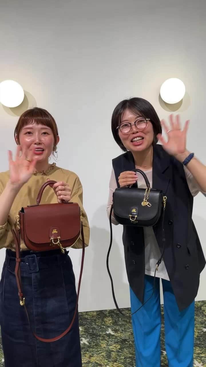 ATAO(アタオ)のインスタグラム：「． 2023AW新作バッグ"イマージュ"のご紹介！！  今季のアタオのテーマは"レトロクラシック" とっても素敵な2wayバッグとなっております。  こちらのアーカイブは9/15ごろまで公開いたしておりますので是非チェックください✨  🛒イマージュ/ノスタルジックブラウン、ロイヤルブラック(全2色) 41,000円(税込45,100円) https://ataoland.com/products/image  ⭐️2023A/W新作アイテムをご購入いただくと オリジナルキーチャームプレゼント🎁 (なくなり次第、終了となります。)  ========================= ■オンラインストアは『アタオランドプラス』で検索🔍 ⁡ ■『 @atao.kobe 』👈🏻トップのURLからもオンラインストアに飛べます💫 ⁡ ■スタッフブログ 『スタジオアタオブログ』で検索 https://studioatao-blog.jp/ ⁡ ■ATAOLAND＋公式LINEアカウントが登場💡 https://liff.line.me/1645278921-kWRPP32q/?accountId=876vdygu ----- ⁡ #atao #アタオ #神戸ブランド  #ATAOLANDプラス #アタプラ  #財布ブランド #バッグブランド  #2way #バッグ #インスタライブ #インスタライブ配信 #instagramlive #アーカイブ #2023AW #秋冬新作 #レトロ」