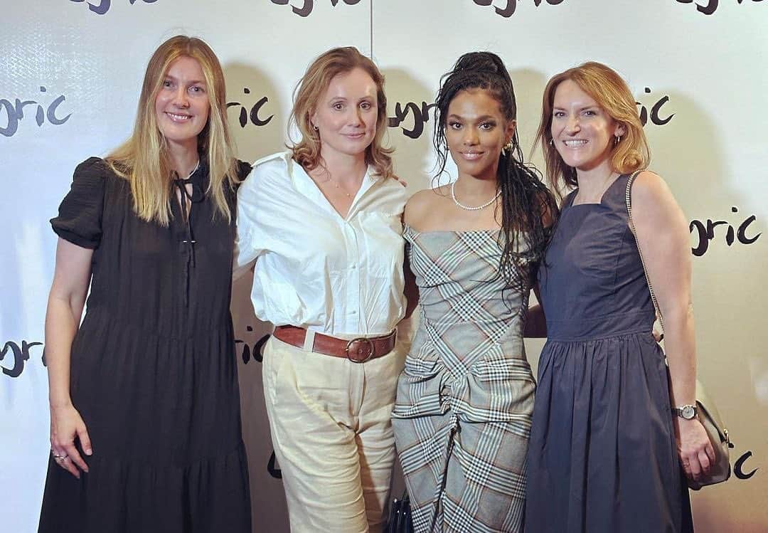 フリーマ・アジェマンのインスタグラム：「•Reposted @withregram • @sarahcamlett Surround yourself with brilliant women. Proud to be #TeamFreema. Our girl smashed it on stage tonight. @freemaofficial @matildamorroghryan @hayleyastubbs @lyrichammersmith #GodOfCarnage #PressNight #BookNow  •••  Mah women mah women!!! My career queens!! The safety, support and inspiration I’m blessed to receive from this tribe of beautiful women is REAL!!! Thank you sisters for helping to architect and craft my professional life & career. And always looking after my best interests!! So grateful for youse @sarahcamlettsecretagent @matildamorroghryan @hayleyastubbs 💫✨⭐️ Love yas!! X」