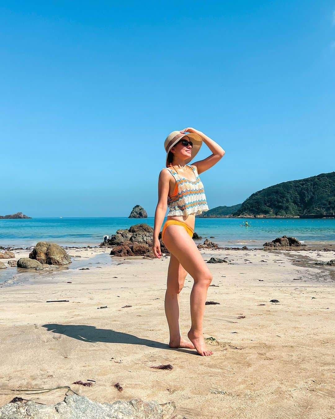 比嘉バービィのインスタグラム：「Still in summer mood 👒  通っていたジムが移転で閉まり、この半年は怠け者モード中。  年々重力には敵わないなぁと実感するけど、マイペースに自分の体と向き合って健康を保ちたい。  って写真ではポーズでごまかさせて(笑)  *─────────────*  3枚目以降は懐かしの下着モデル時代。 この当時は、「尻トレ」や「美尻ブーム」が日本に来ようとなんて想像もつかず。  骨盤が広くヒップが大きいことがずっと悩みだった20代の私に未来を予知することができていたら少しでも楽になったのかもしれない。  学生時代はバレーボール部。 お尻も大きくて太ももが張っているから自分の体型に合う服はなかなか見つからず モデル始めたてで通っていたエステのお姉さんには、自転車通勤なんて止めてと指摘されたことも。  ハードに運動して、食事制限する日々でも結果は出ず、ストレスから浮腫んだりと逆効果なことも。  このお仕事をしていなかったら自分の体とここまで向き合うことはなかったんだろうけど 振り返って思うことは、身も心も健康であることって本当に大事。 みんなそれぞれ骨格も体質も違うんだから、周りと比べずに自信を持たないとね。  ただ怠けた体に喝をいれて、引き締めをがんばってこ！と思ったのである💪  ⇰ 今夜21:00にYouTube更新します！ スッキリ飲みやすい故郷の国民酒ピスコサワーの作り方を紹介します🍸 明日からまた暑いからお家で作ってみてね♪  #summermemories #IzuTrip #Japan #Barby旅行記 #夏の思い出 #伊豆 #伊豆旅行 #下田 #静岡 #水着」