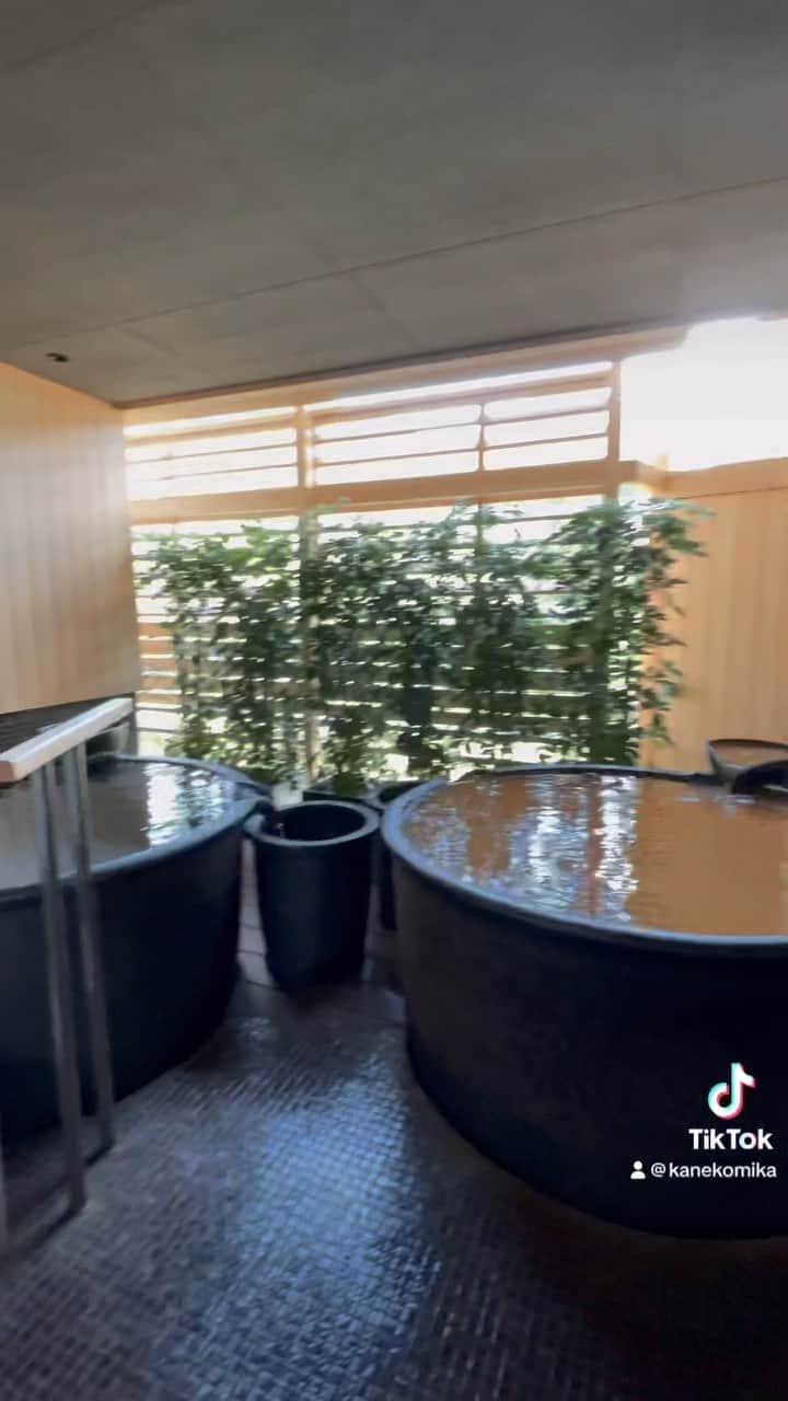 のインスタグラム：「有馬温泉の金泉と銀泉♨️  #有馬温泉 #温泉 #客室付露天風呂 #露天風呂 #旅館 #旅行 #旅 #温泉ソムリエ #金の湯 #銀の湯 #金泉 #銀泉」