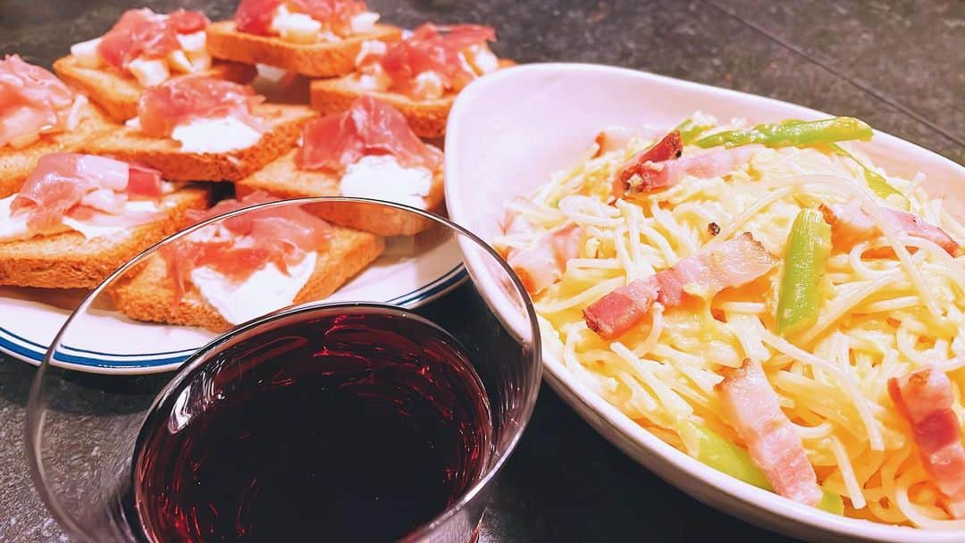 のインスタグラム：「ころちゃんがカルボナーラ作ってくれた🥹✨  ばぁうくんとまひちゃんところちゃんとホームパーティー🌟」