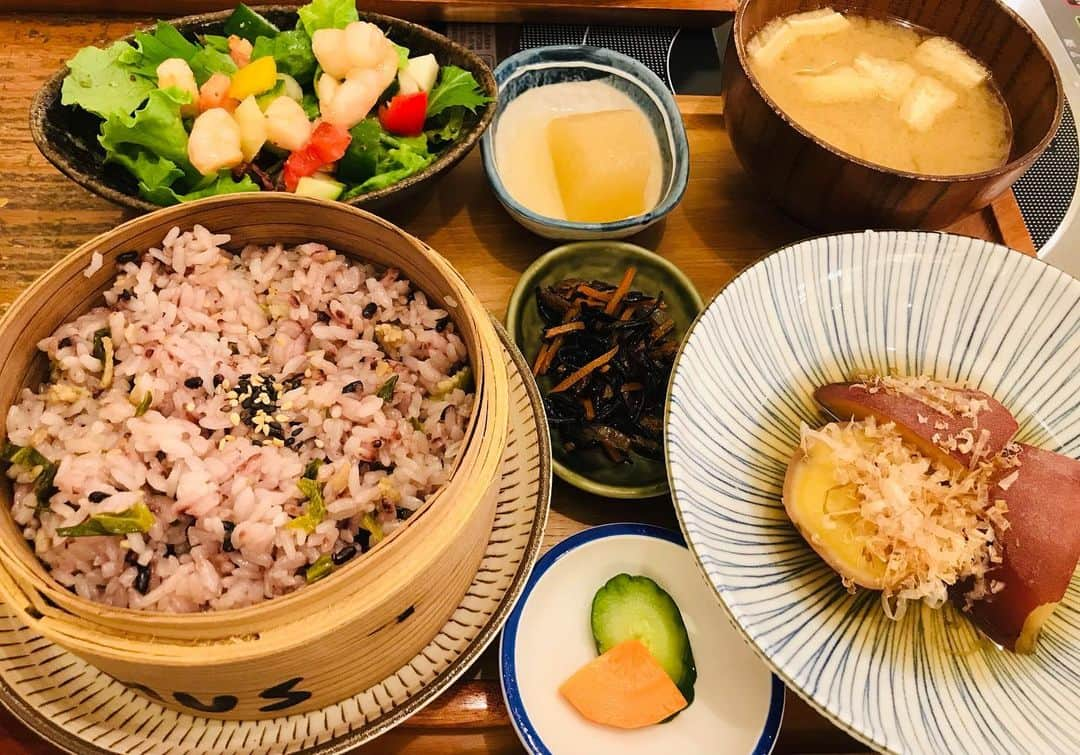 尾木直樹さんのインスタグラム写真 - (尾木直樹Instagram)「「蒸し」野菜🥦で超ヘルシー昼食。夕食は「フカヒレ瀞みスープ」にリンゴシャーベットでデザート🍰すごく美味しかったですよ^_^ ｰ #昼ご飯# 五穀米#野菜サラダ🥗 #フカヒレスープ #リンゴシャーベット#デザート#尾木ママ#サツマイモ#ひじき」9月8日 20時22分 - oginaoki_ogimama