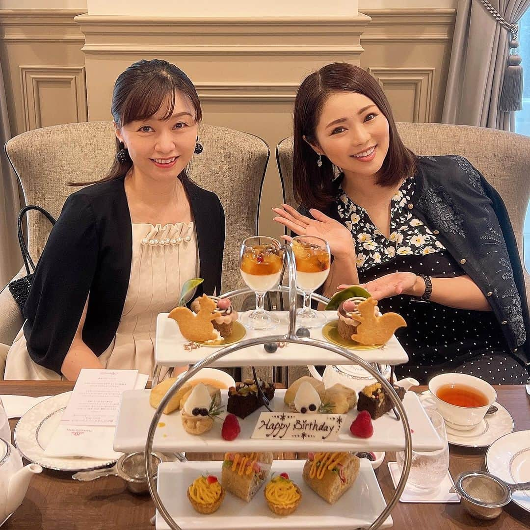 近藤英恵さんのインスタグラム写真 - (近藤英恵Instagram)「模さん @mimori_sayaka と 観劇前に宝塚ホテルのアフタヌーンティー🫖❤️  可愛いスイーツに感動していたら お祝いまでして頂いてしまった💦🙈  模さんといっぱい笑って、 観劇と同じくらいパワーチャージできました❤️  #宝塚ホテル#タカホ#アフタヌーンティー#かわいい空間#🫖#☕️#🍰#🍴#観劇前のおしゃべり#とっても可愛らしいのに#ギャグセンの高い方#それって最高#🙌#楽しい時間でした#ありがとうございます#❤️」9月8日 20時26分 - hanachan93