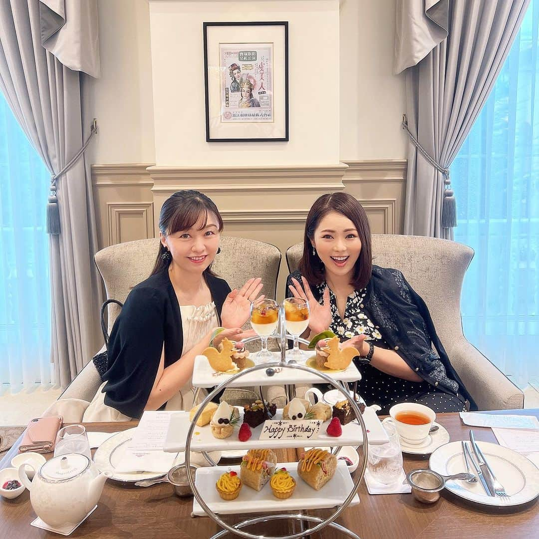 近藤英恵さんのインスタグラム写真 - (近藤英恵Instagram)「模さん @mimori_sayaka と 観劇前に宝塚ホテルのアフタヌーンティー🫖❤️  可愛いスイーツに感動していたら お祝いまでして頂いてしまった💦🙈  模さんといっぱい笑って、 観劇と同じくらいパワーチャージできました❤️  #宝塚ホテル#タカホ#アフタヌーンティー#かわいい空間#🫖#☕️#🍰#🍴#観劇前のおしゃべり#とっても可愛らしいのに#ギャグセンの高い方#それって最高#🙌#楽しい時間でした#ありがとうございます#❤️」9月8日 20時26分 - hanachan93