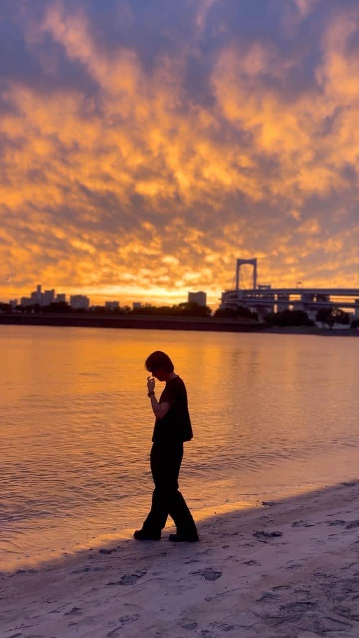 阿部大輔のインスタグラム：「サンセットから得られる明日への力。 この日の空は胸が熱くなるほど綺麗な色味だった。 色んな街の、その場所だからこそ見えるサンセット見に行きたい🌆 ㅤㅤㅤㅤㅤㅤㅤㅤㅤㅤㅤㅤㅤ」