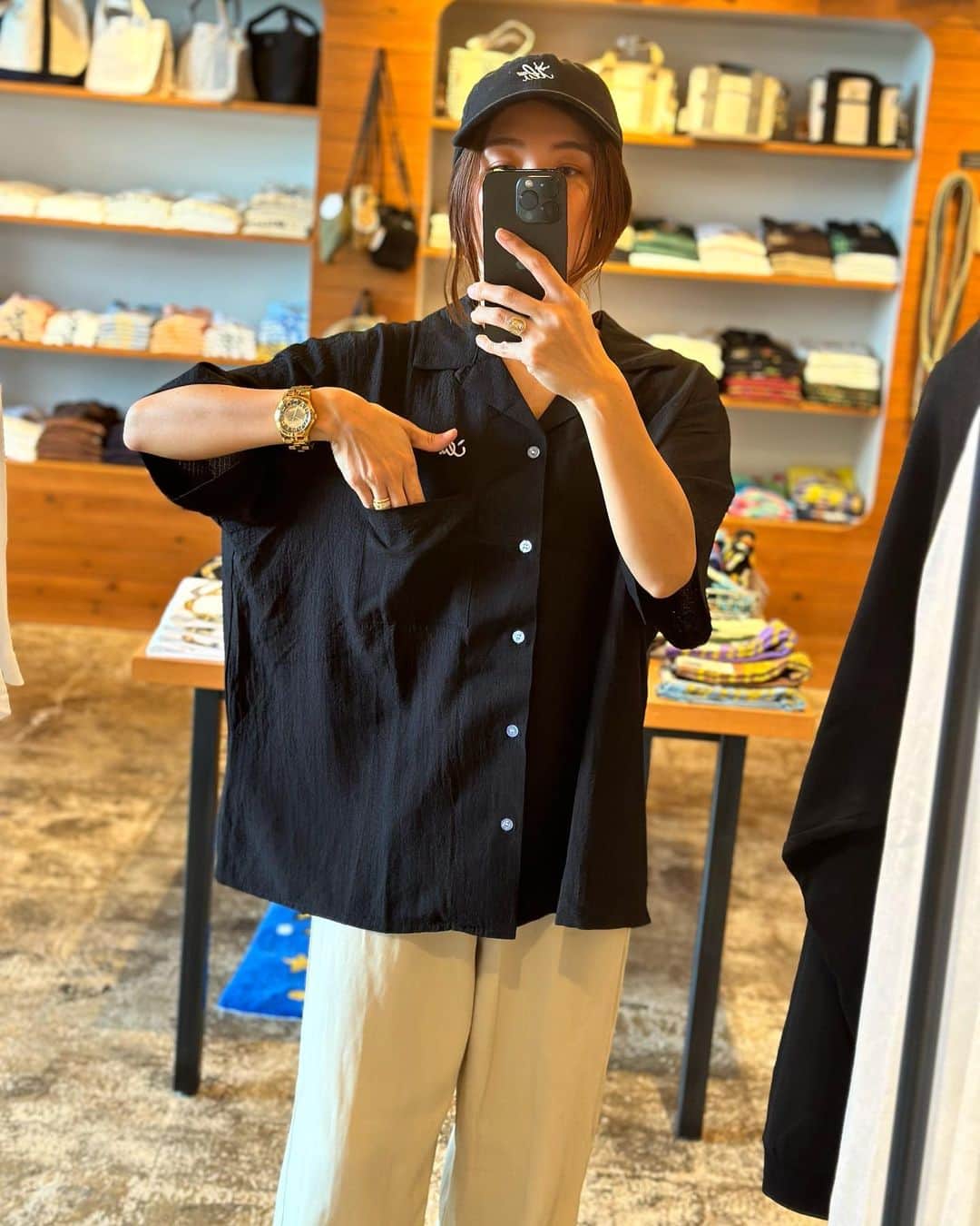 original brand 【ilu098】さんのインスタグラム写真 - (original brand 【ilu098】Instagram)「New オープンカラーシャツ カーキ色とブラック色 羽織っても、ボタンを閉めても 最高に可愛い1枚が誕生しました アイルのキャップと合わせると更にcool  《販売》　 店舗: 9/9(土)11時~ Web: 9/9(土)19時~  model @lxxvii717   #ilu098 #アイルレディー #153cmコーデ #レディースファッション」9月8日 20時31分 - ilu098